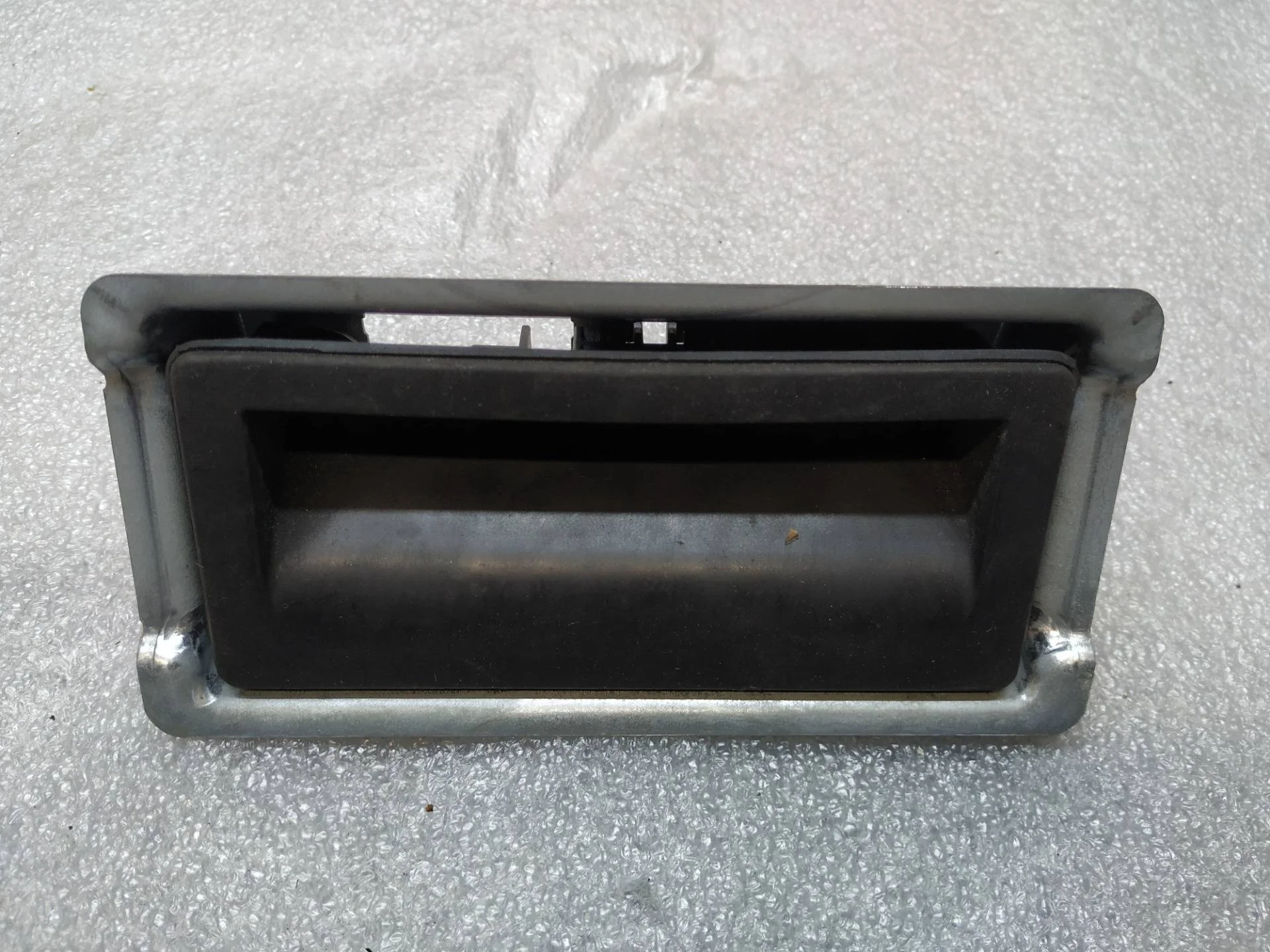 кнопка открытия багажника Volkswagen Touareg 2 7P6 2012