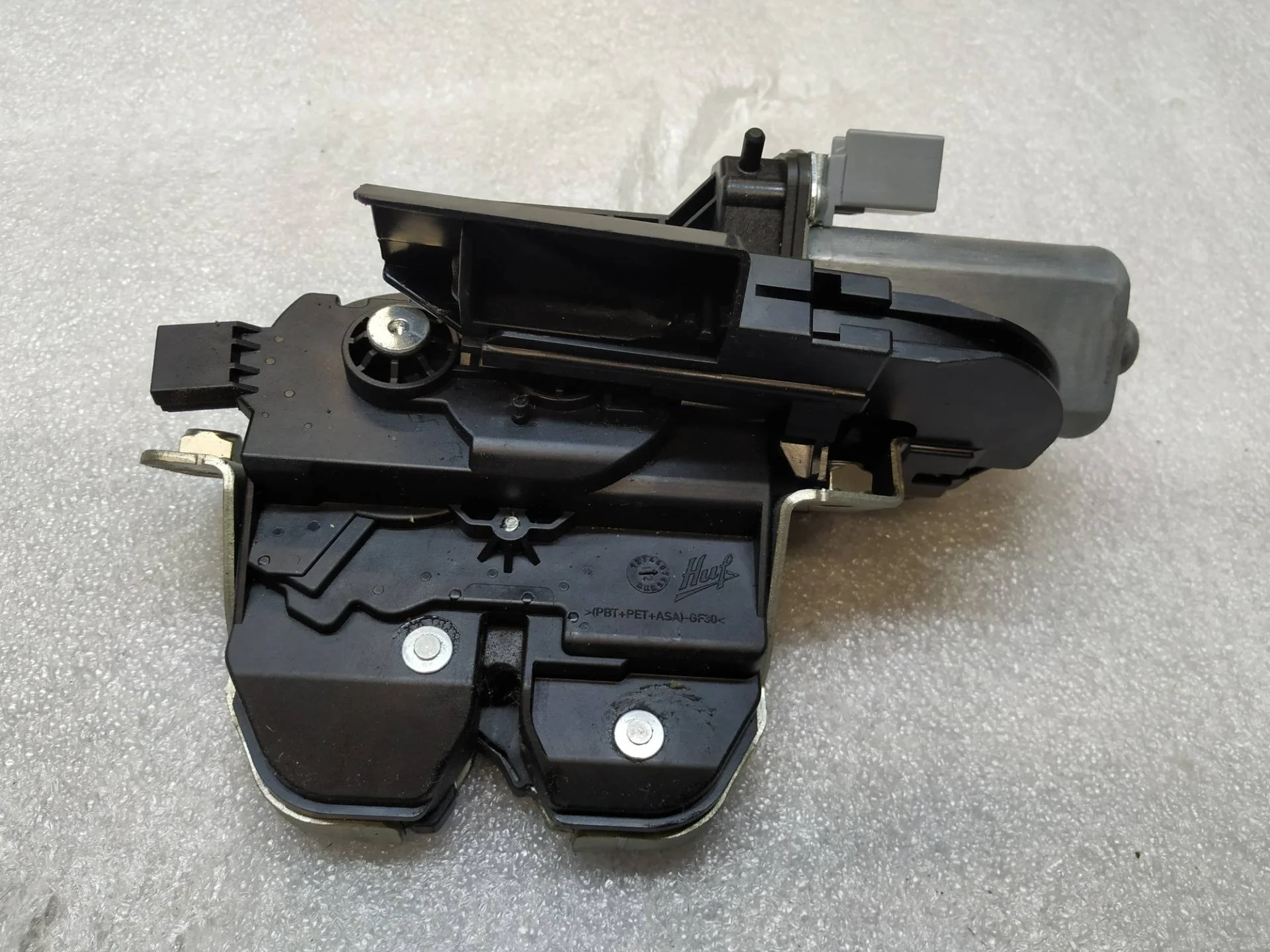 замок багажника Volkswagen Touareg 2 7P6 2012