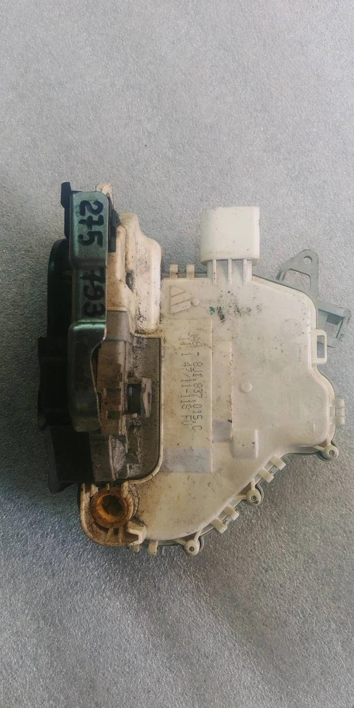 замок двери передней левой Audi A5