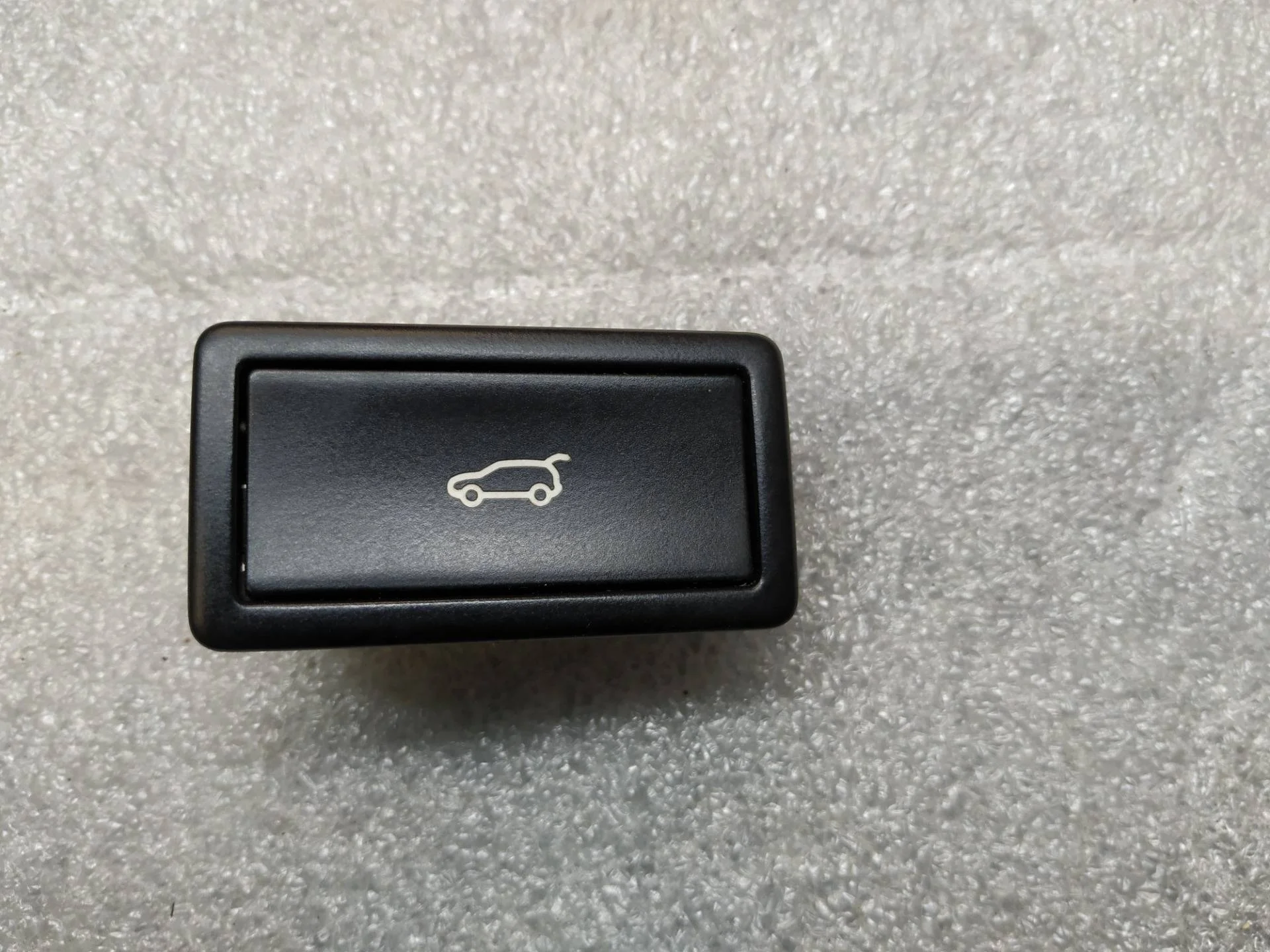 кнопка открытия багажника Volkswagen Touareg 2 7P6 2011