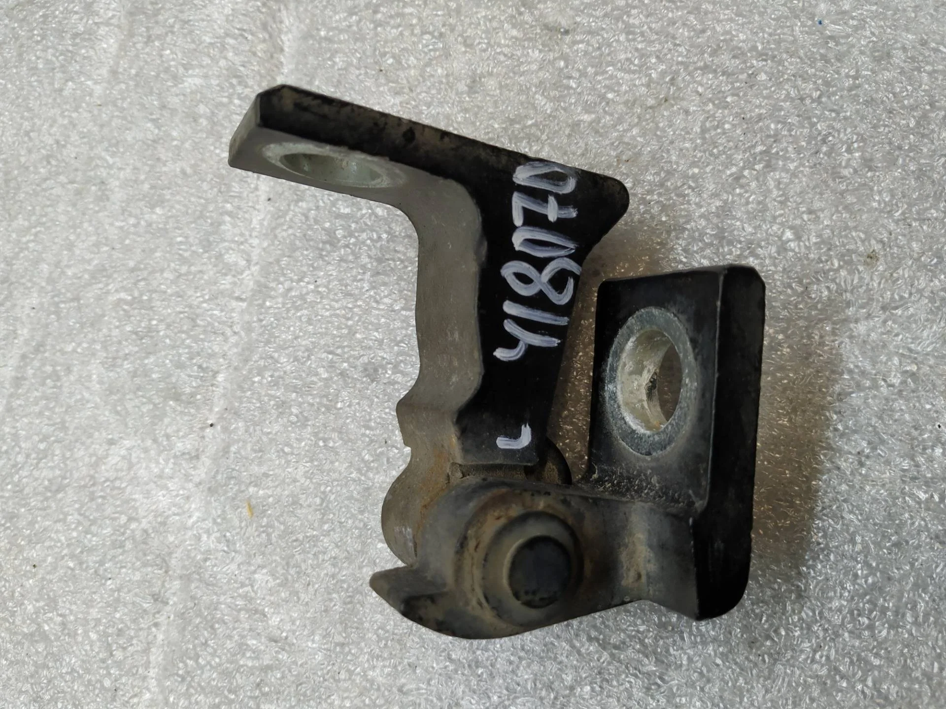 петля двери левой Volkswagen Touareg 2 7P6