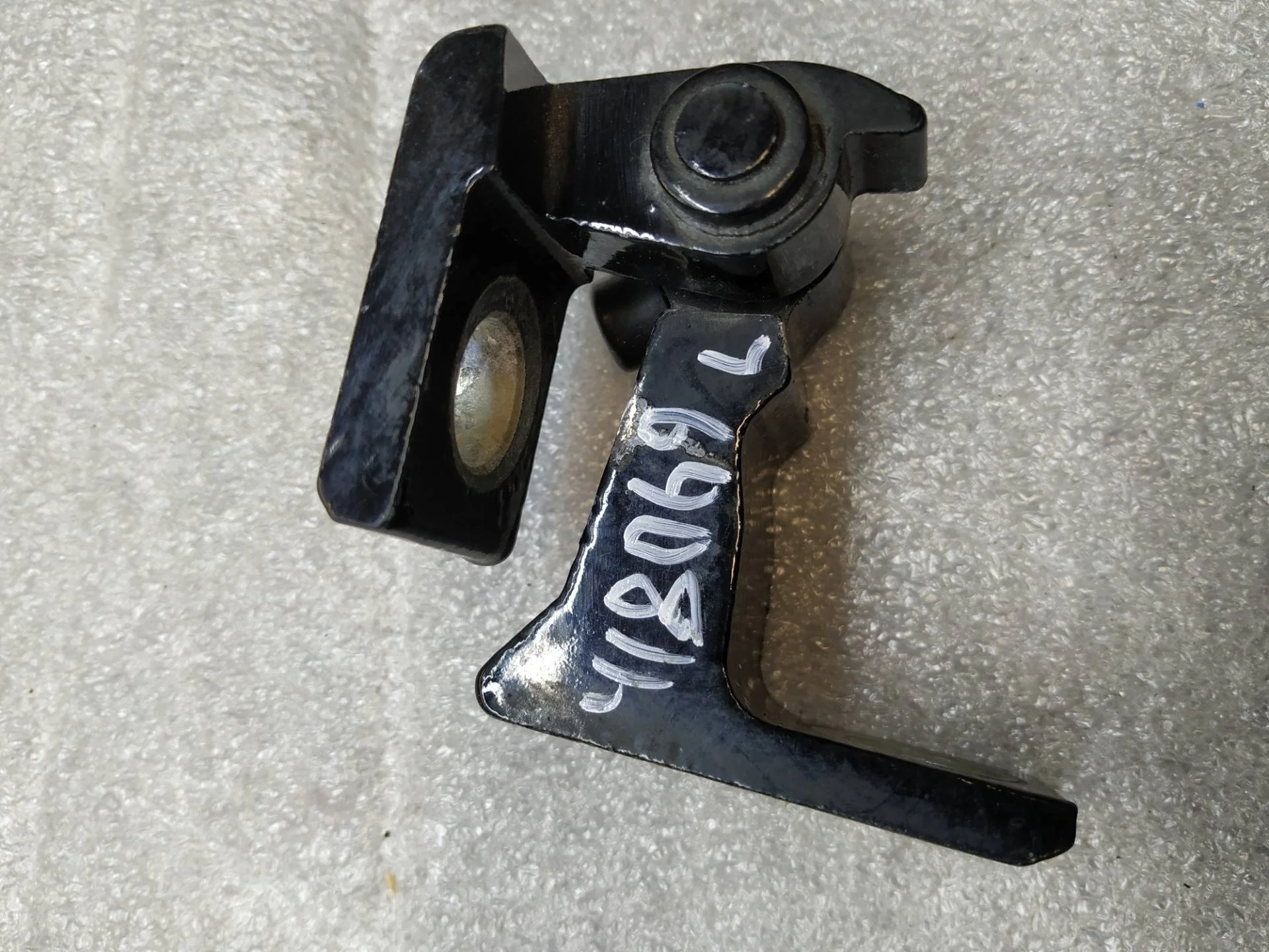 петля двери левой Volkswagen Touareg 2 7P6