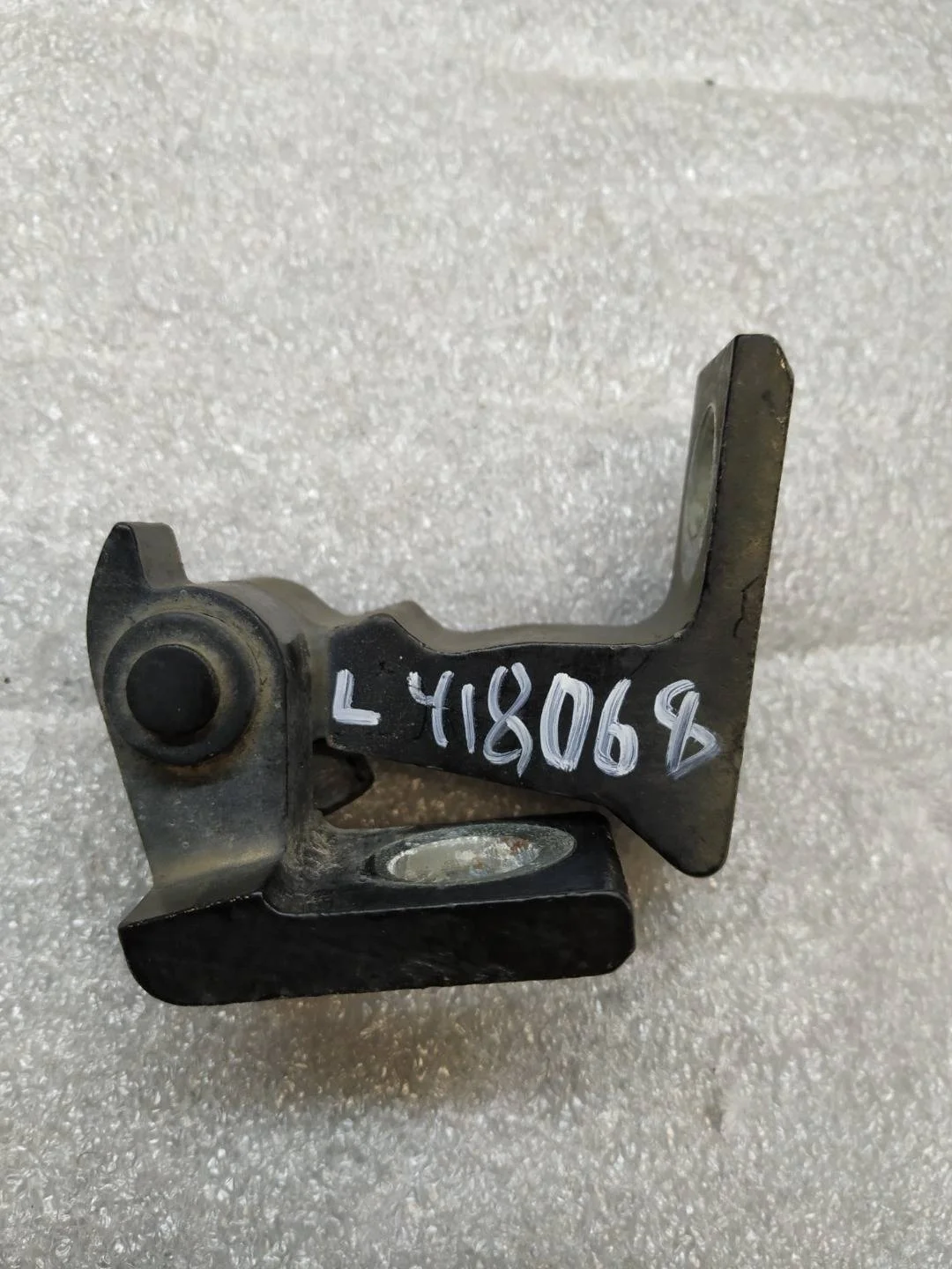 петля двери левой Volkswagen Touareg 2 7P6