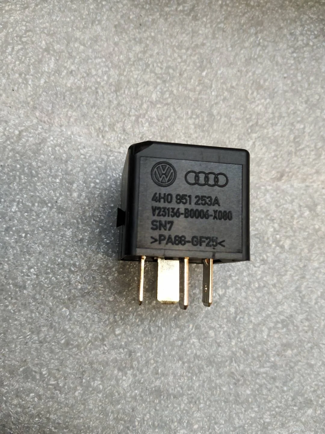 реле электровентилятора Volkswagen Touareg 2  2013