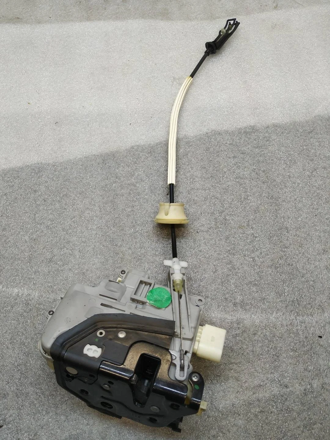 замок двери передней левой Volkswagen Touareg 2 7P6 2012