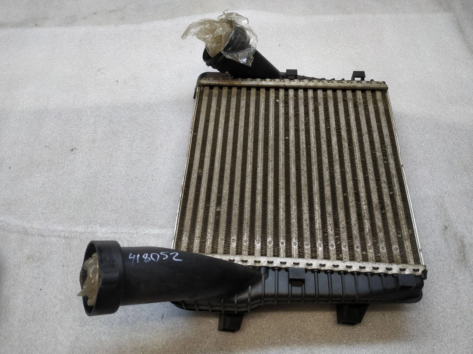 интеркулер левый Volkswagen Touareg 2 7P6