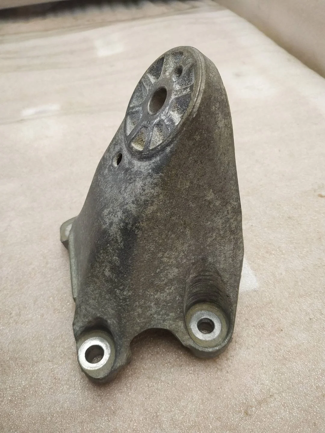 кронштейн двигателя левый Volkswagen Touareg 2 7P6 2013