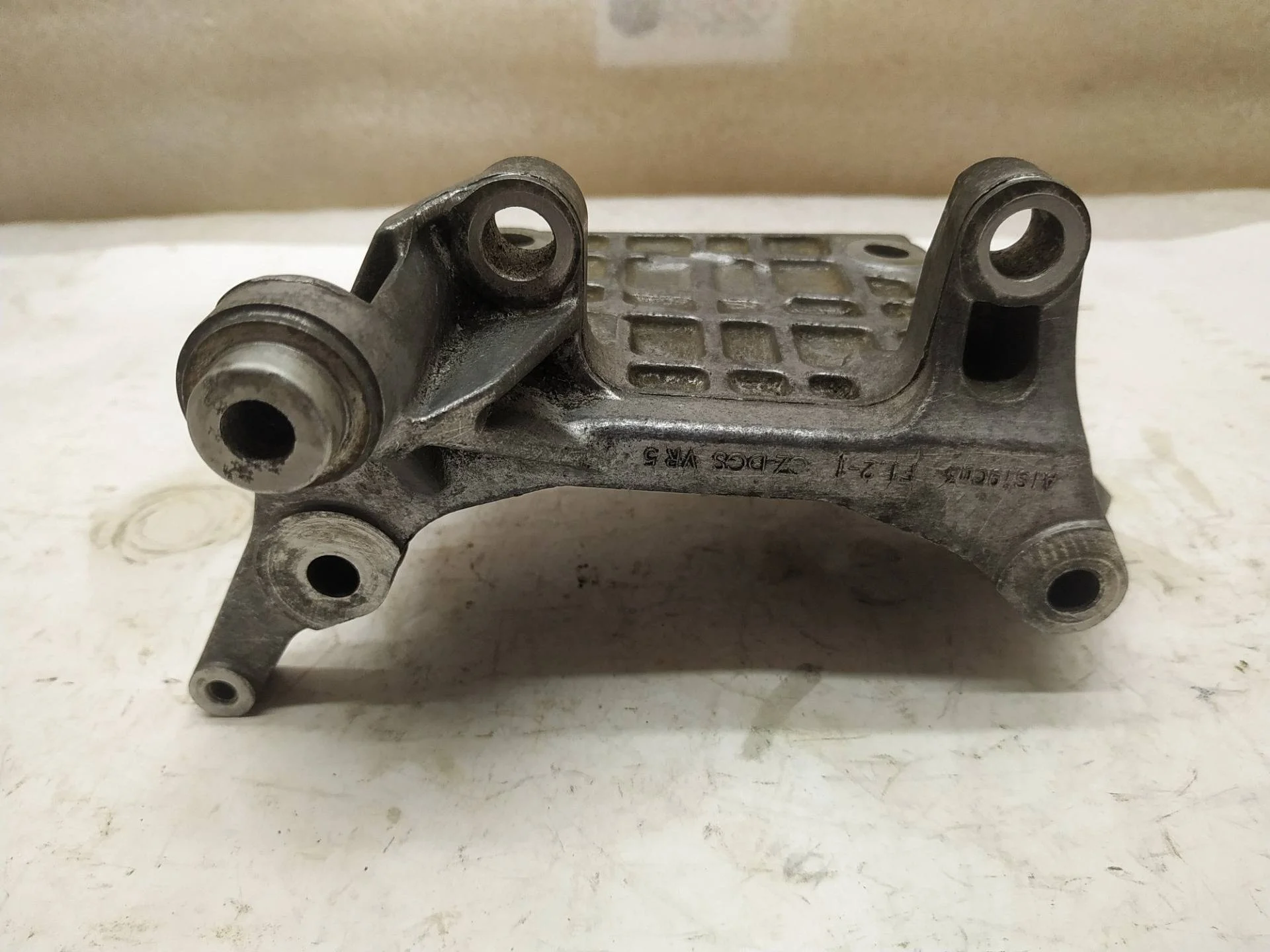 кронштейн генератора Volkswagen Touareg 2 7P6 2013