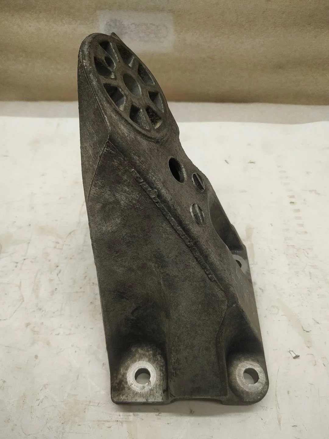 кронштейн двигателя правый Volkswagen Touareg 2 7P6 2012