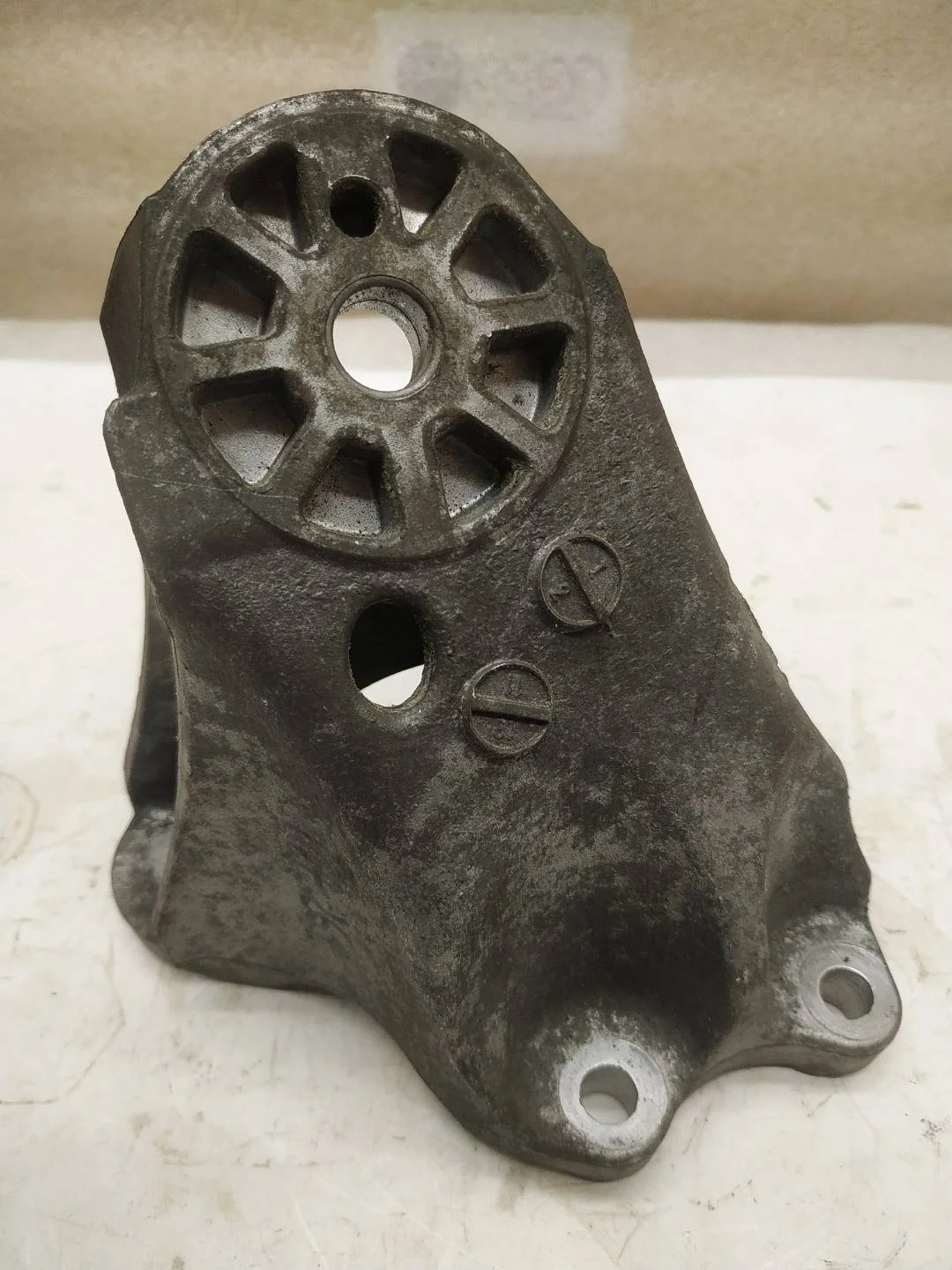 кронштейн двигателя левый Volkswagen Touareg 2 7P6 2012