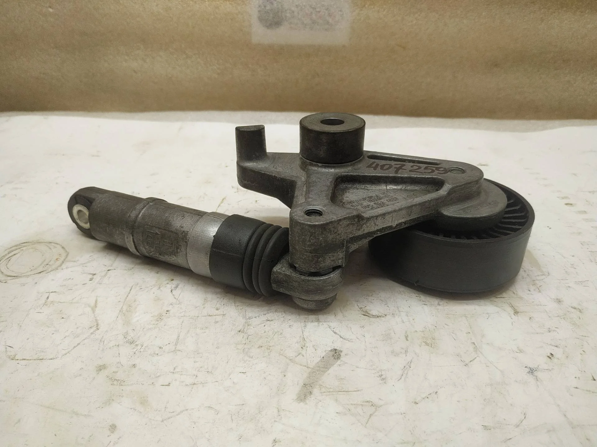 натяжитель ремня генератора Volkswagen Touareg 2 7P6 2012