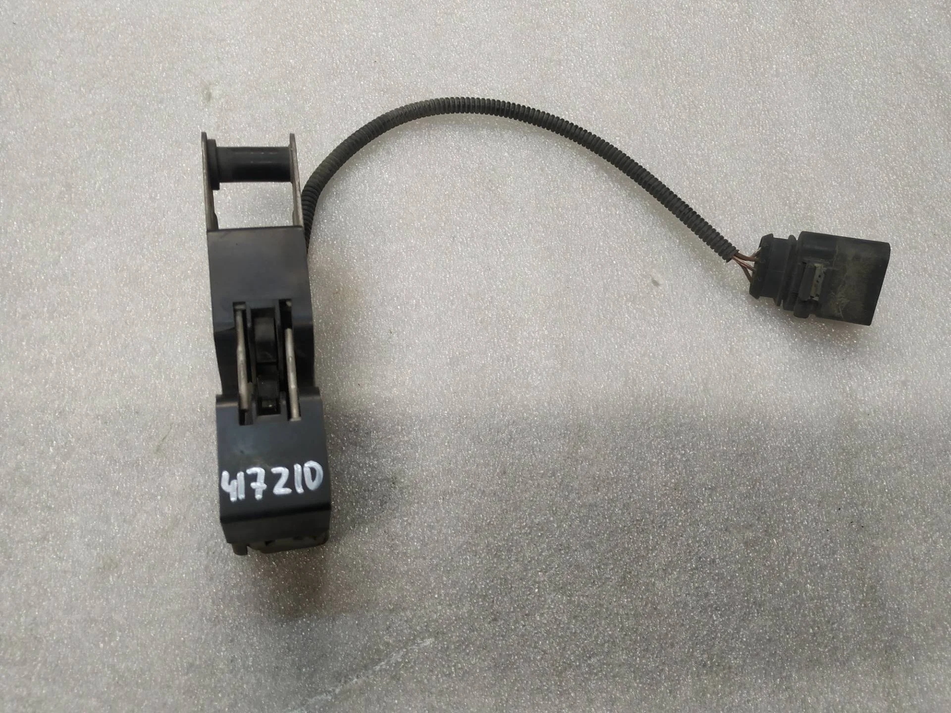 замок капота Volkswagen Touareg 2 7P6 2012