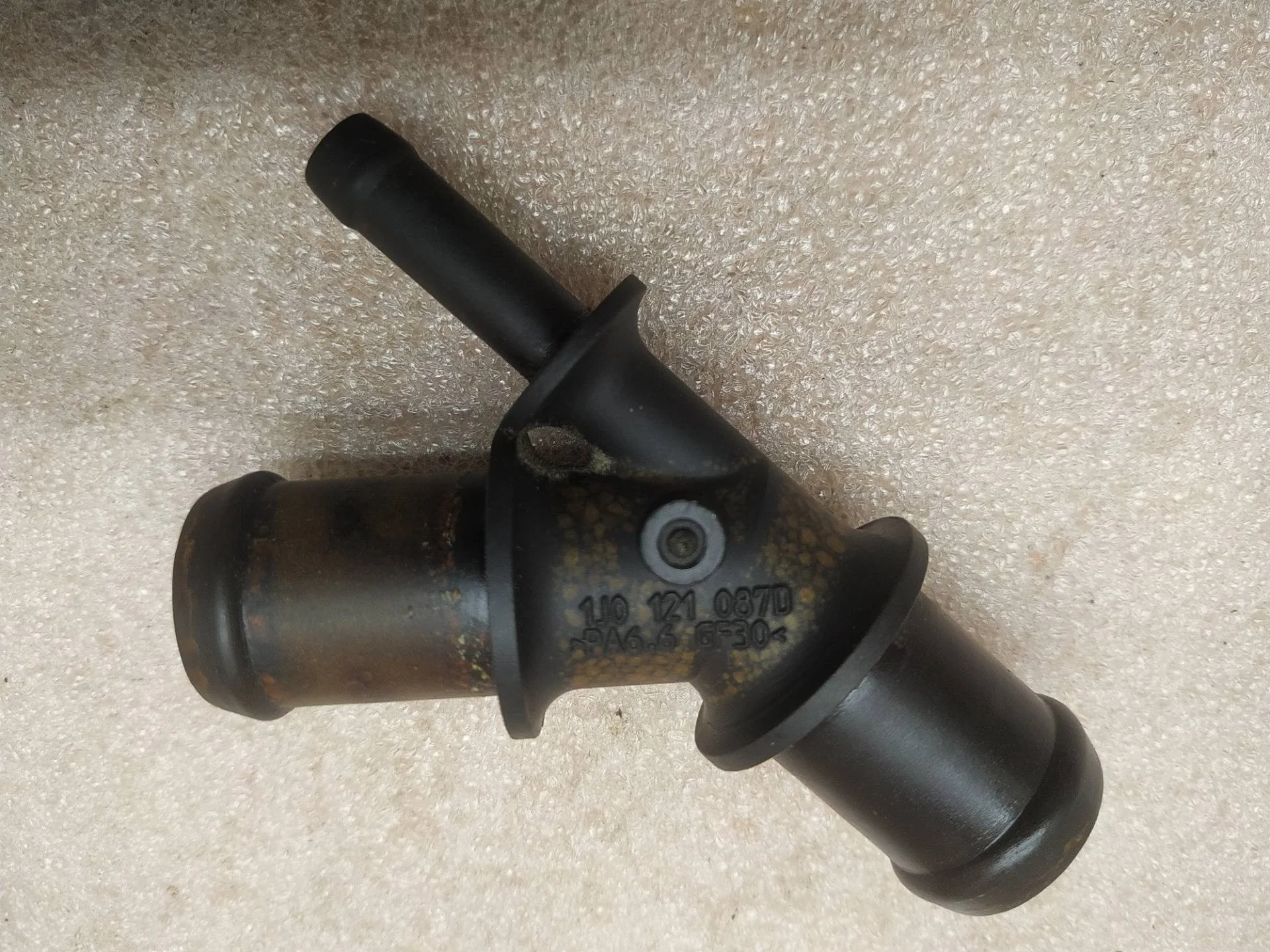 фланец (тройник) системы охлаждения Volkswagen Touareg 7P6 2012