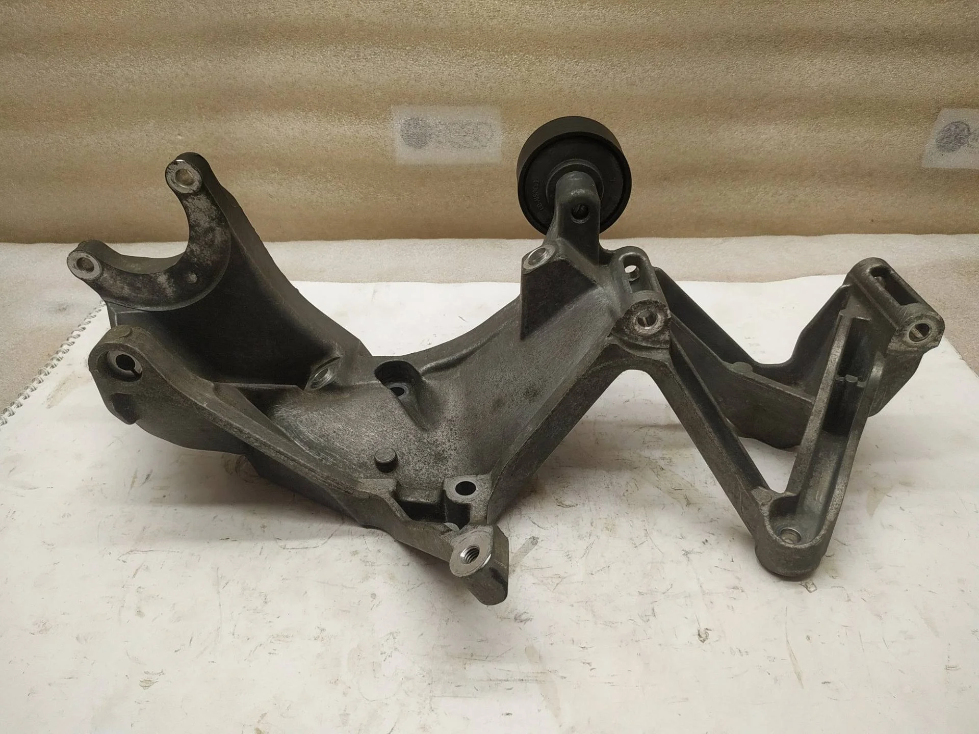 кронштейн генератора Volkswagen Touareg 7P6 2012