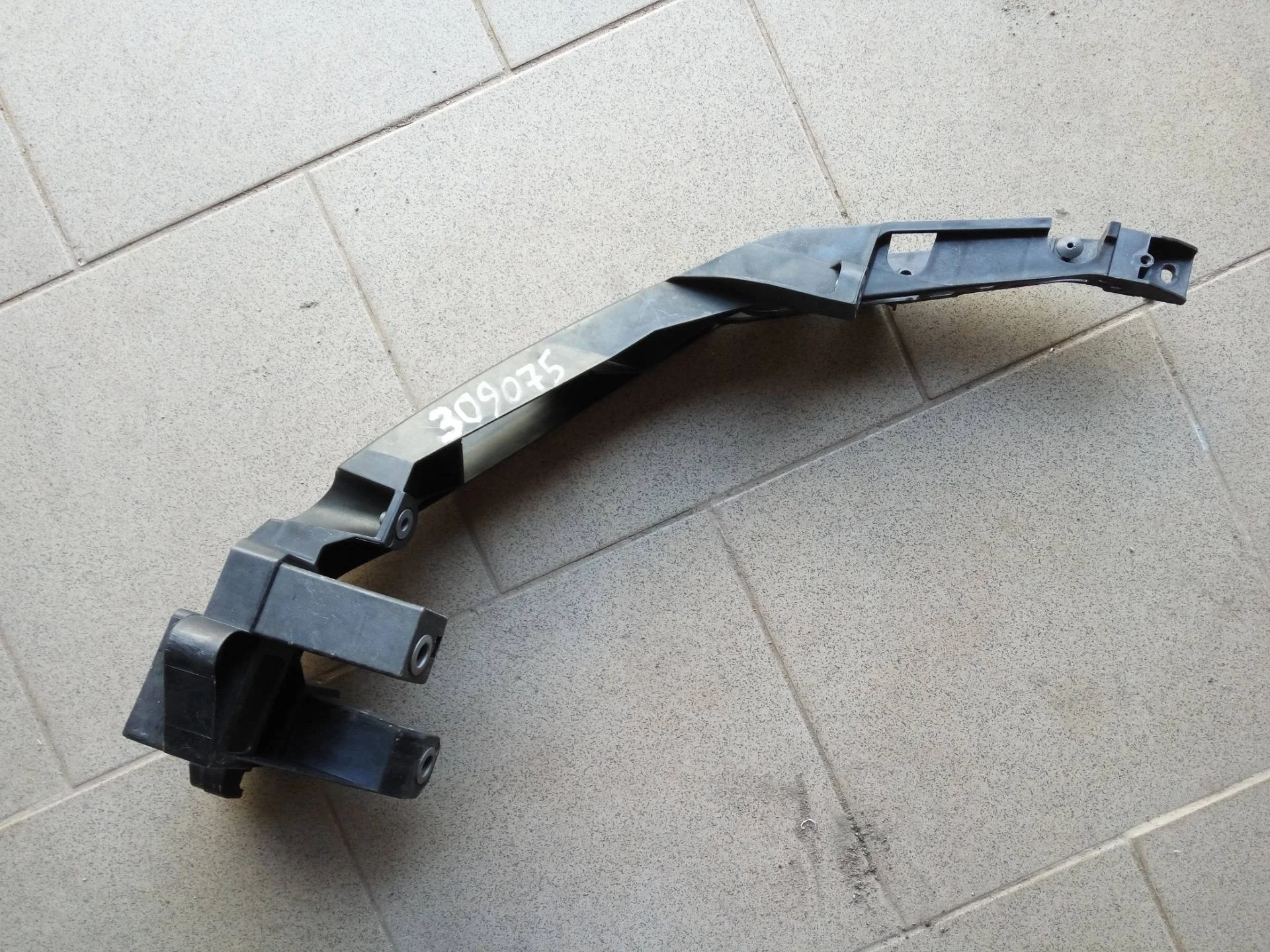 крепление фары (кронштейн фары) левой Audi Q3 8U 2012