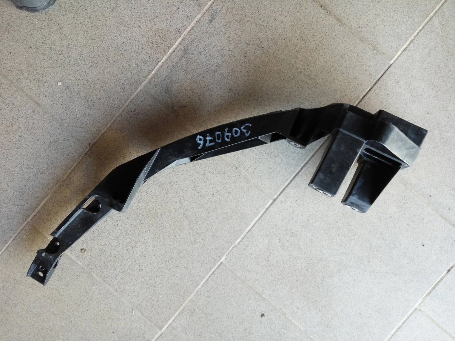 крепление фары (кронштейн фары) правой Audi Q3 8U 2012