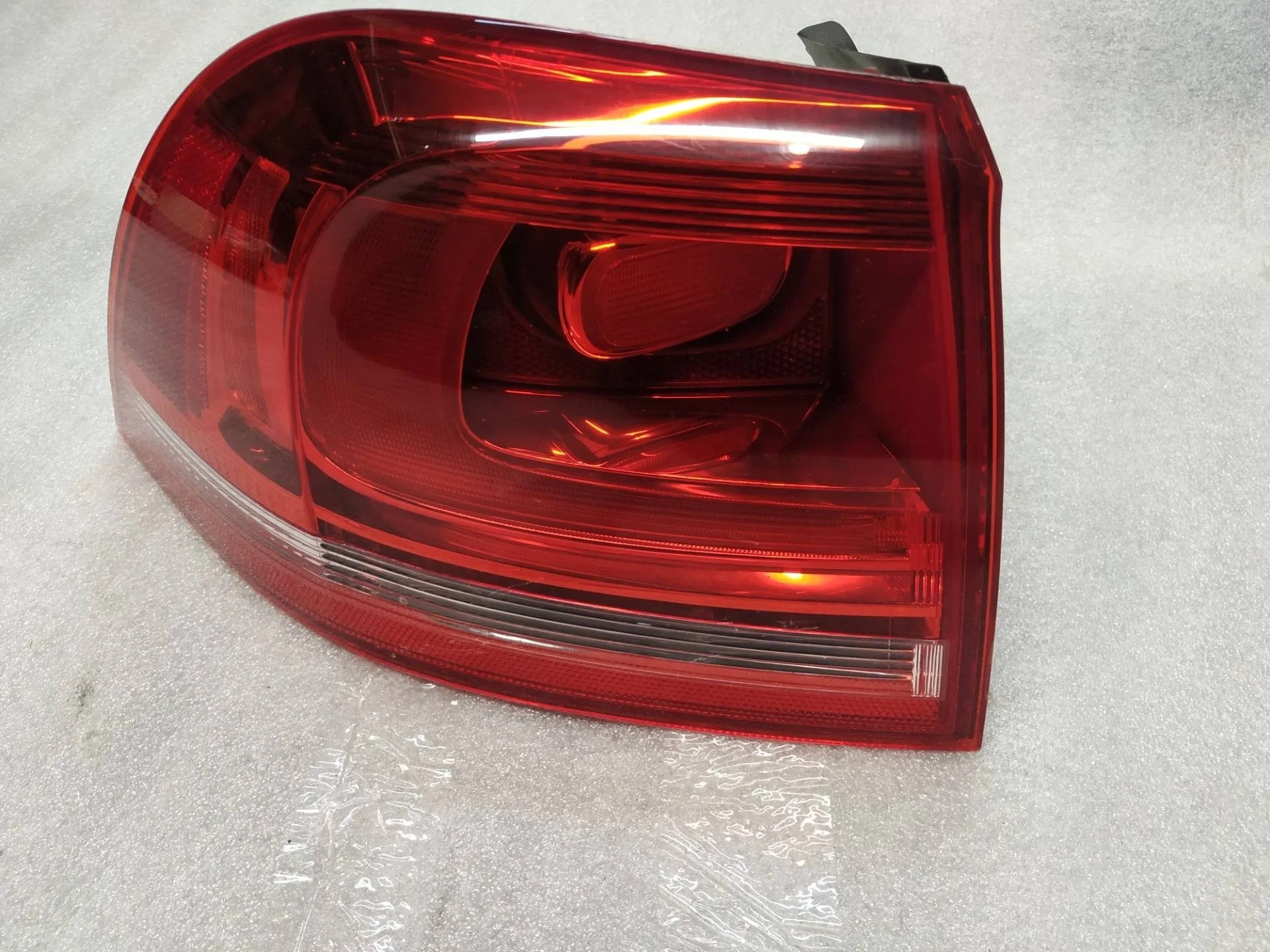 фонарь задний левый Volkswagen Touareg 2 7P6 2013