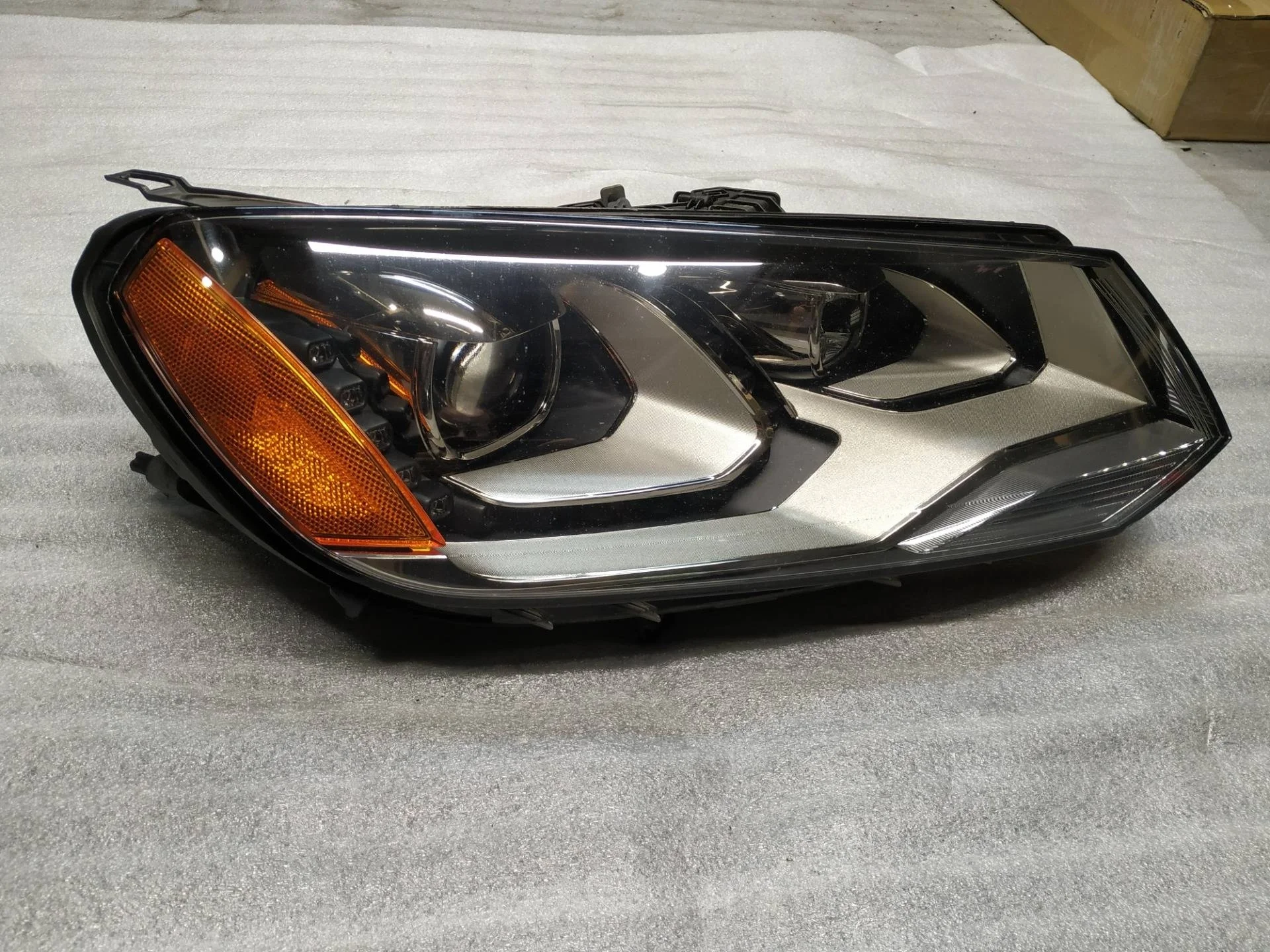 фара правая Volkswagen Touareg 2 7P6 2014