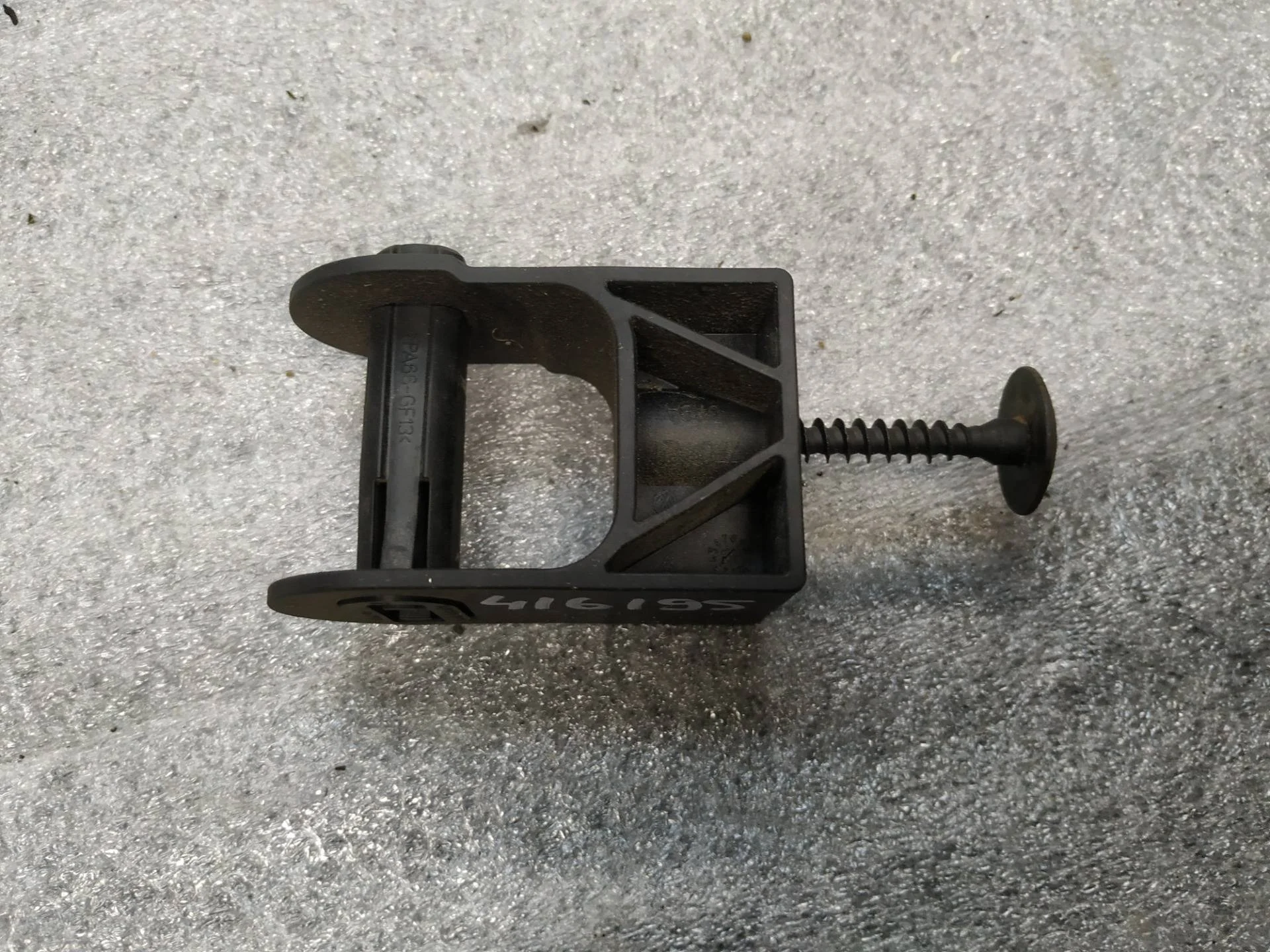 кронштейн (крепление) левый Volkswagen Touareg 2 7P6 2013