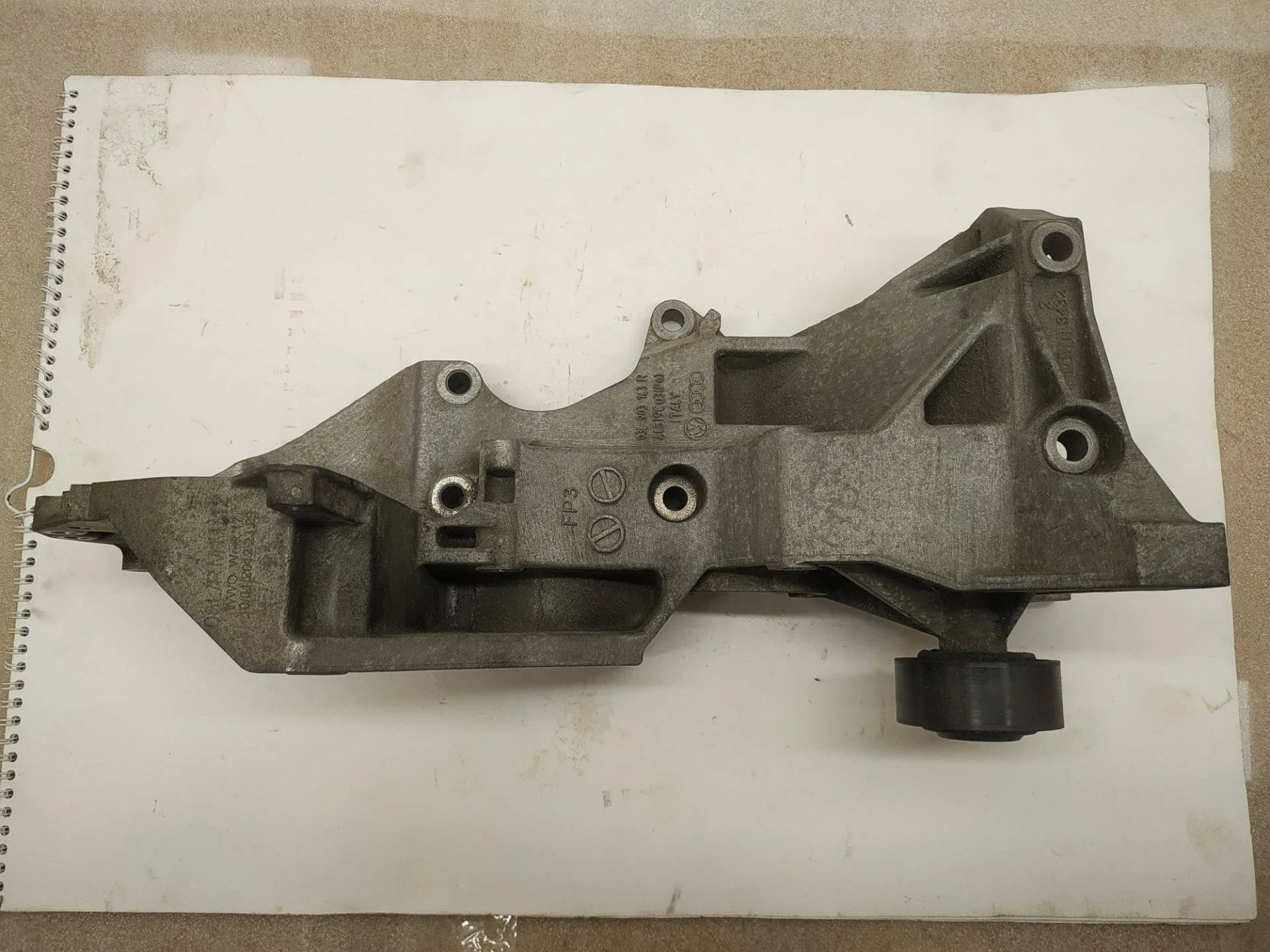 кронштейн генератора Audi A4 B8/8K