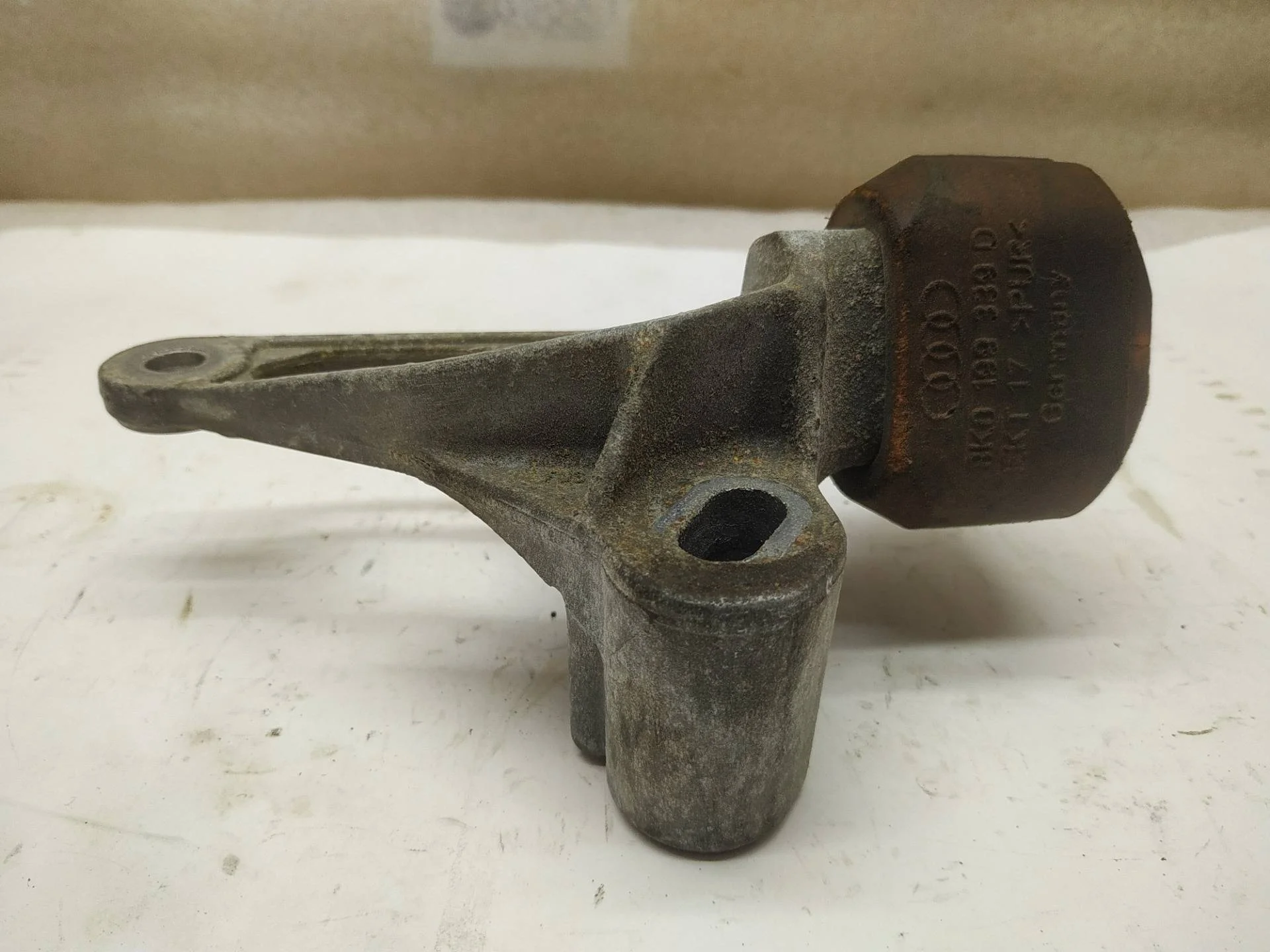 подушка крепления двигателя передняя Audi A4 B8/8K