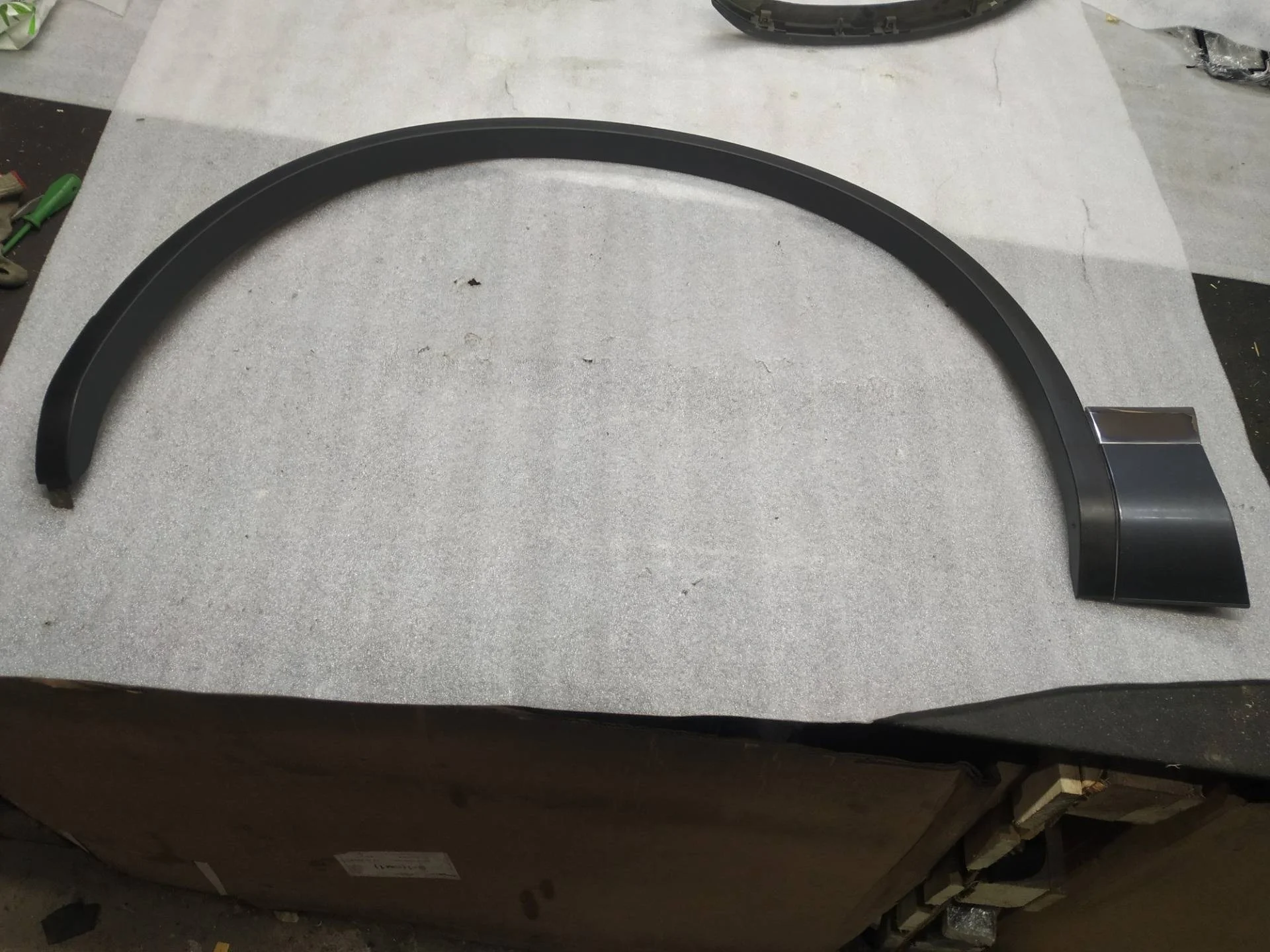 накладка колесной арки передний левый Volkswagen Touareg 2 7P6 2011