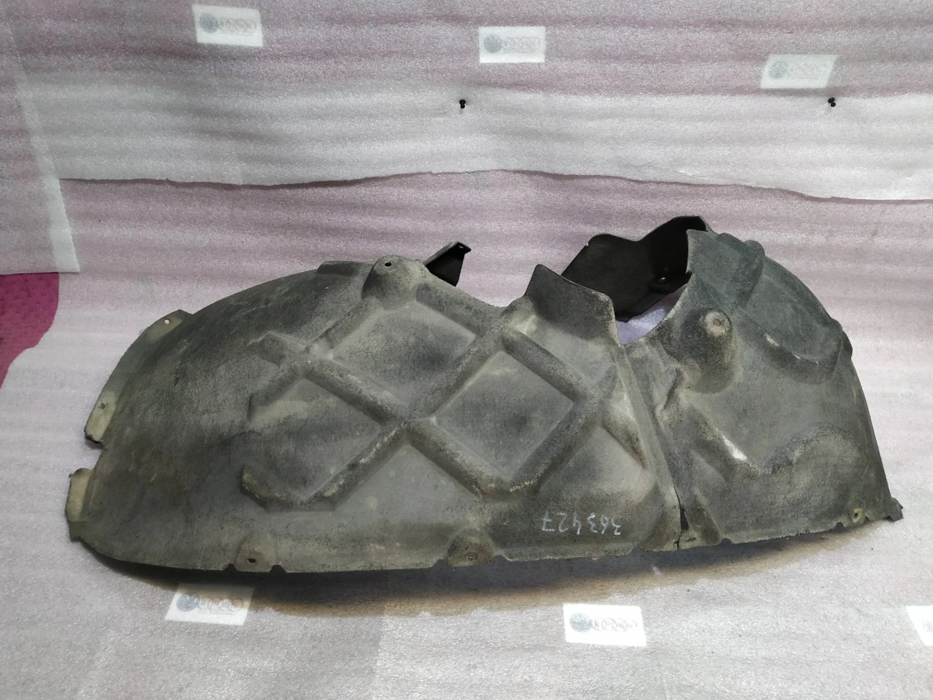 подкрылок передний правый Volkswagen Touareg 2  2013