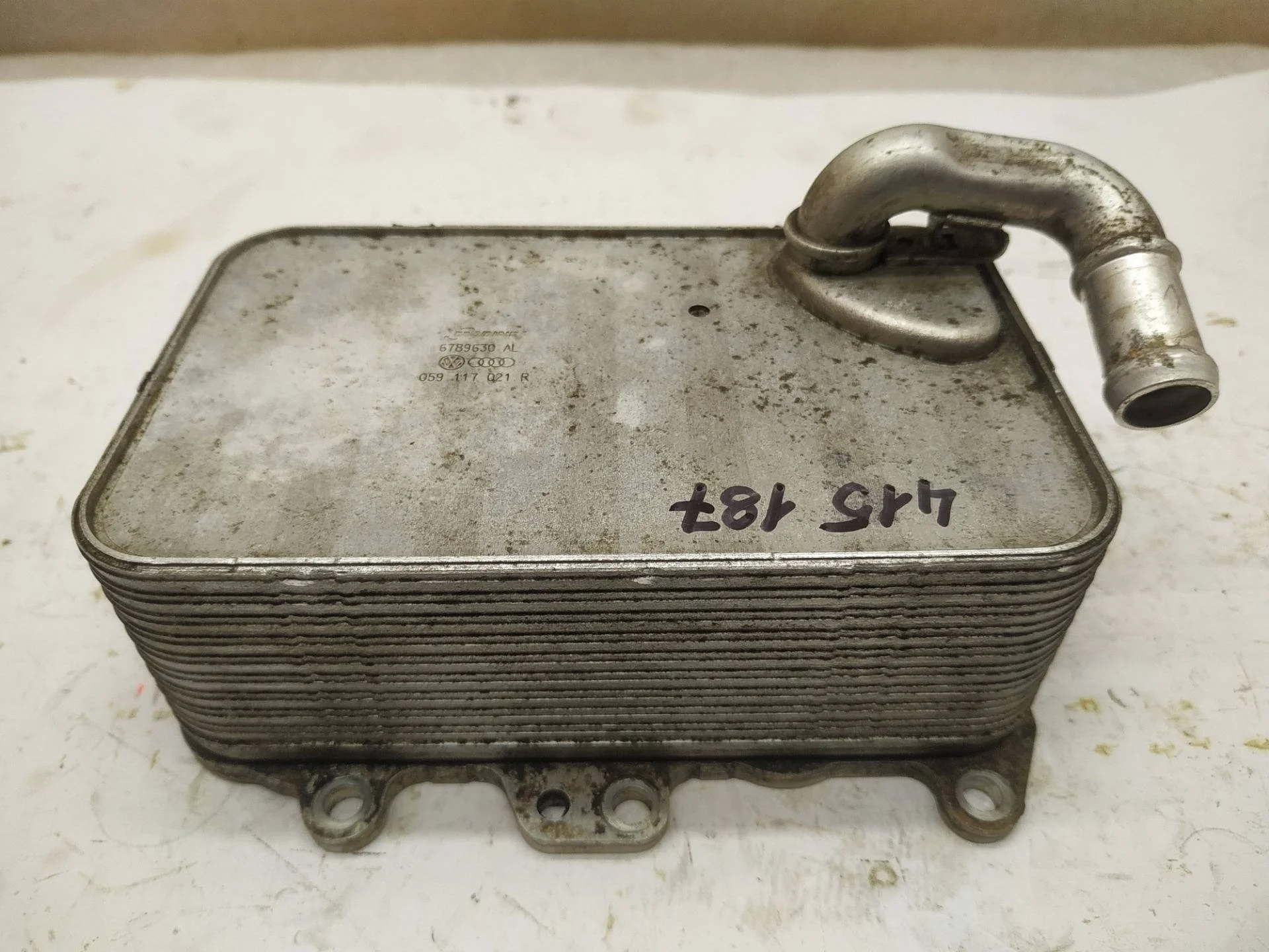 радиатор охлаждения масляный (двигателя) Volkswagen Touareg 2 7P6 2013