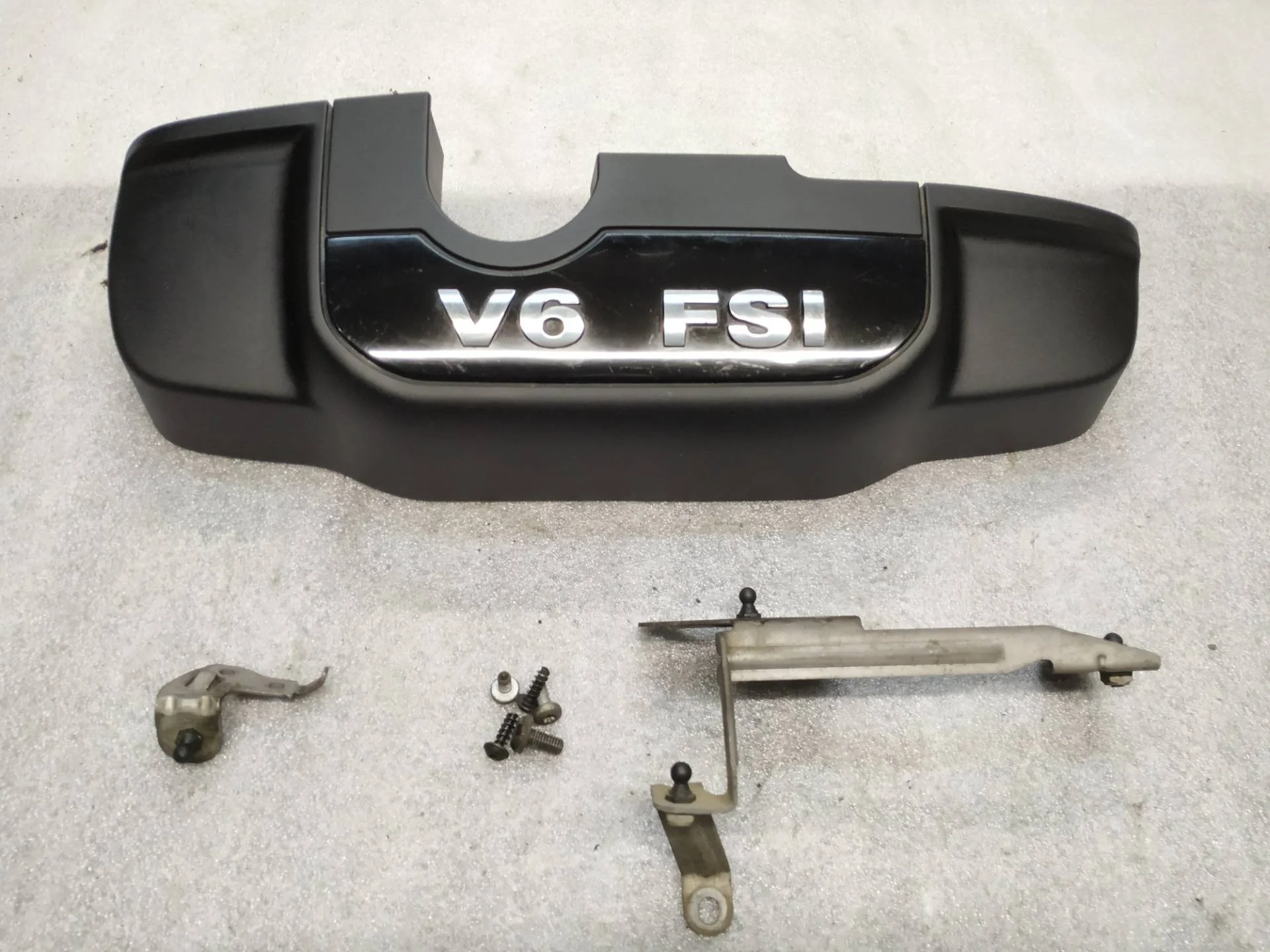 крышка двигателя Volkswagen Touareg 2 7P6 2013