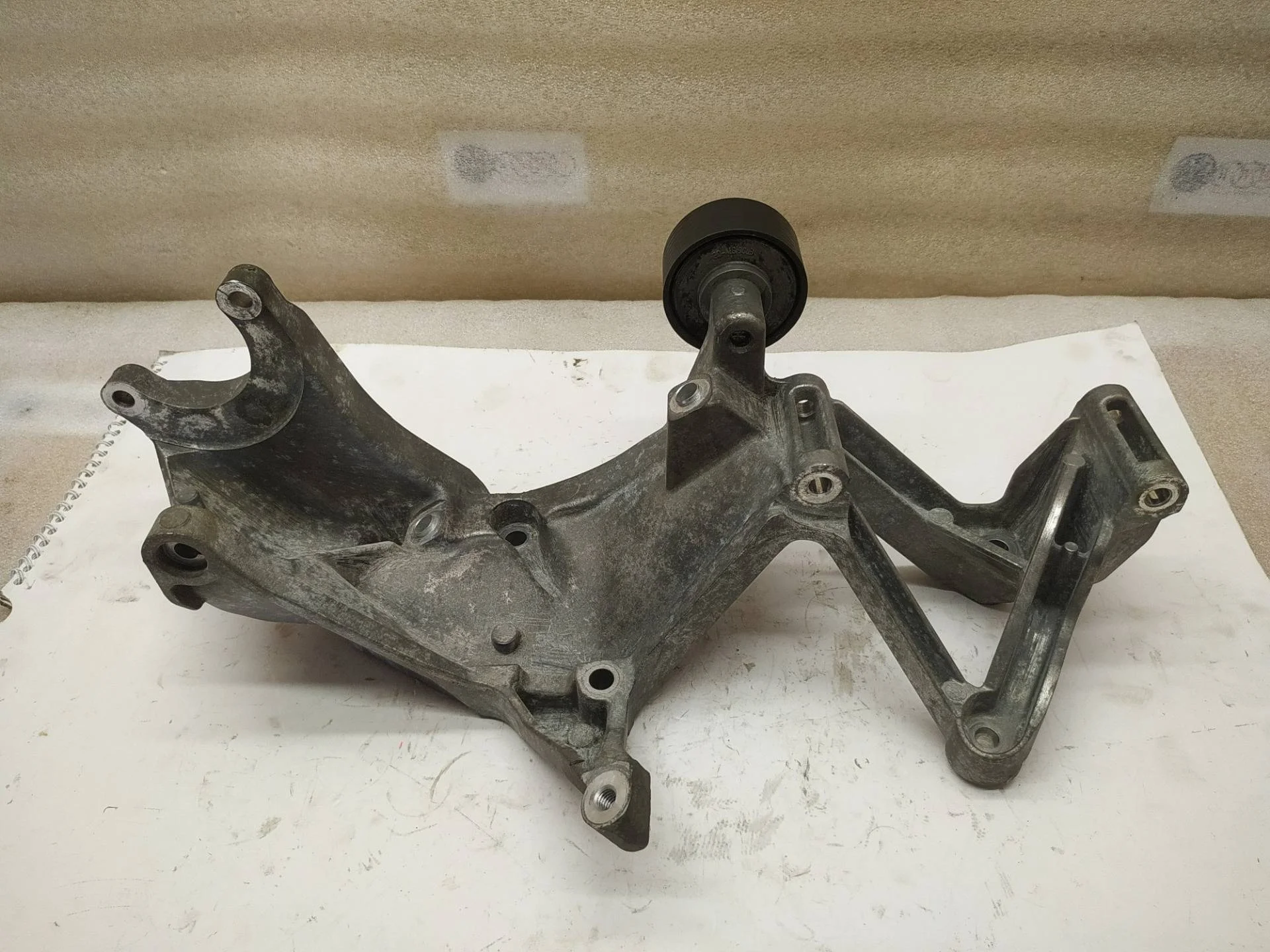 кронштейн генератора Volkswagen Touareg 7P6 2011