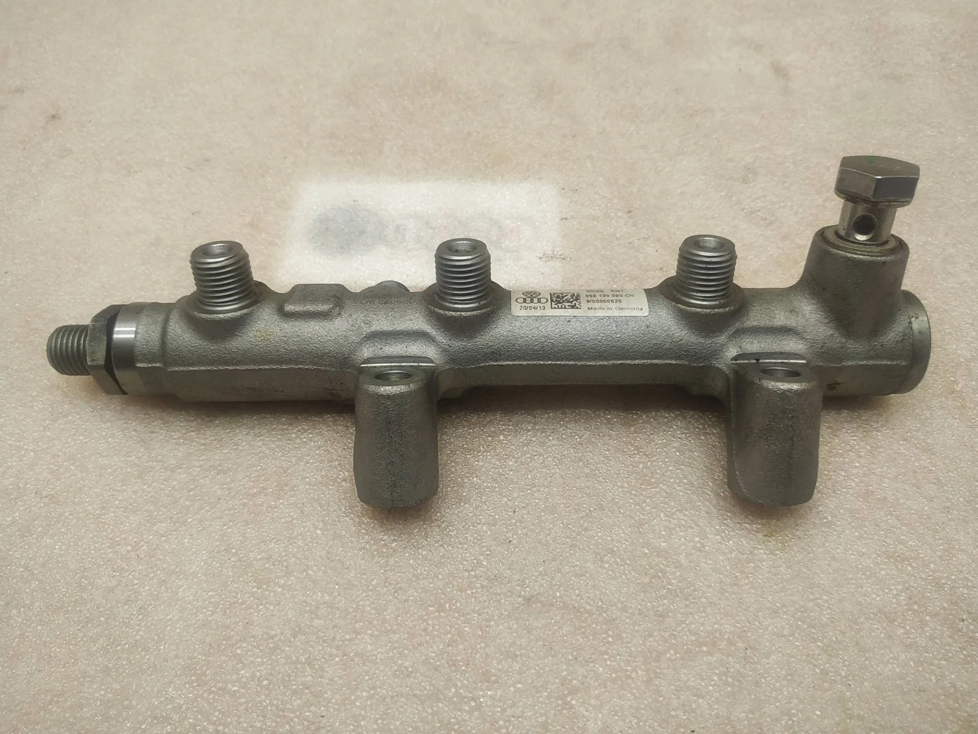 топливная рампа правая Volkswagen Touareg 2 7P6 2013