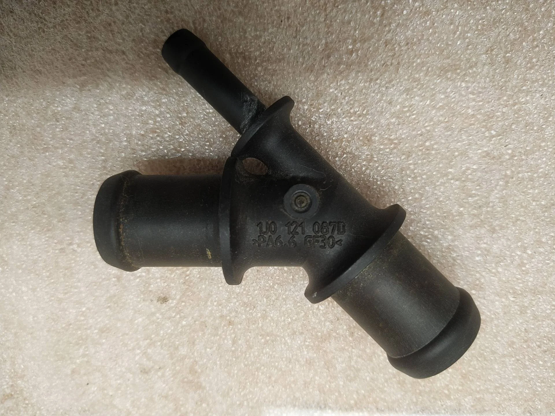 фланец (тройник) системы охлаждения Volkswagen Touareg 2 7P6 2013