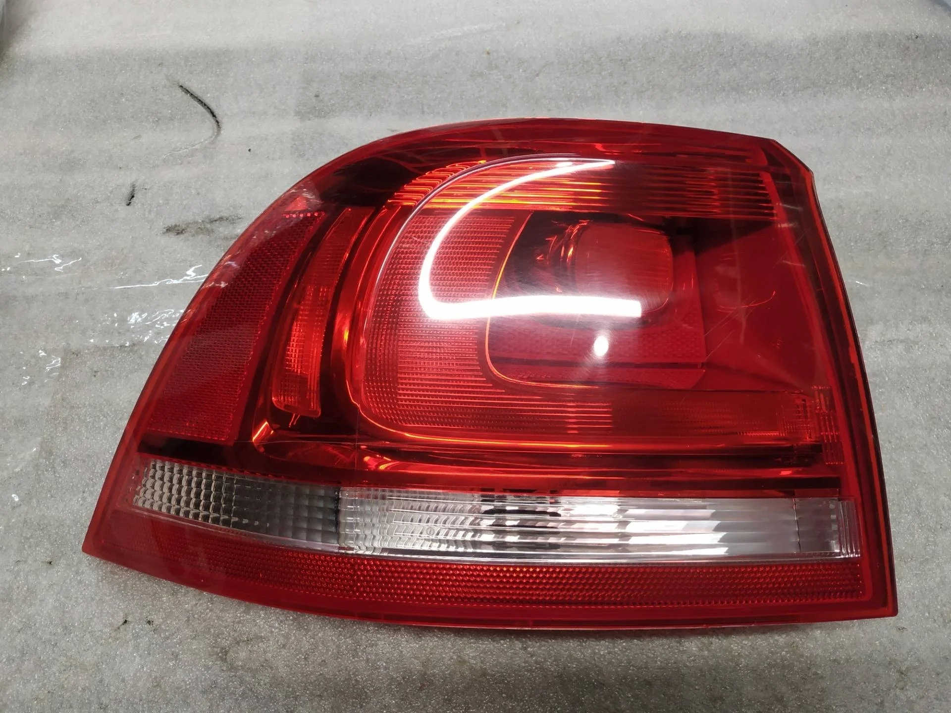 фонарь задний левый Volkswagen Touareg 2 7P6 2013