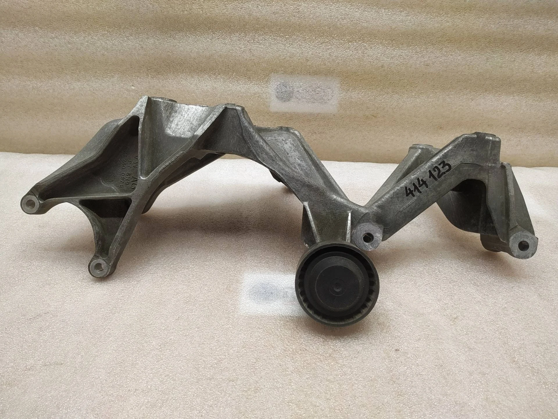 кронштейн генератора Volkswagen Touareg 2 7P6 2013