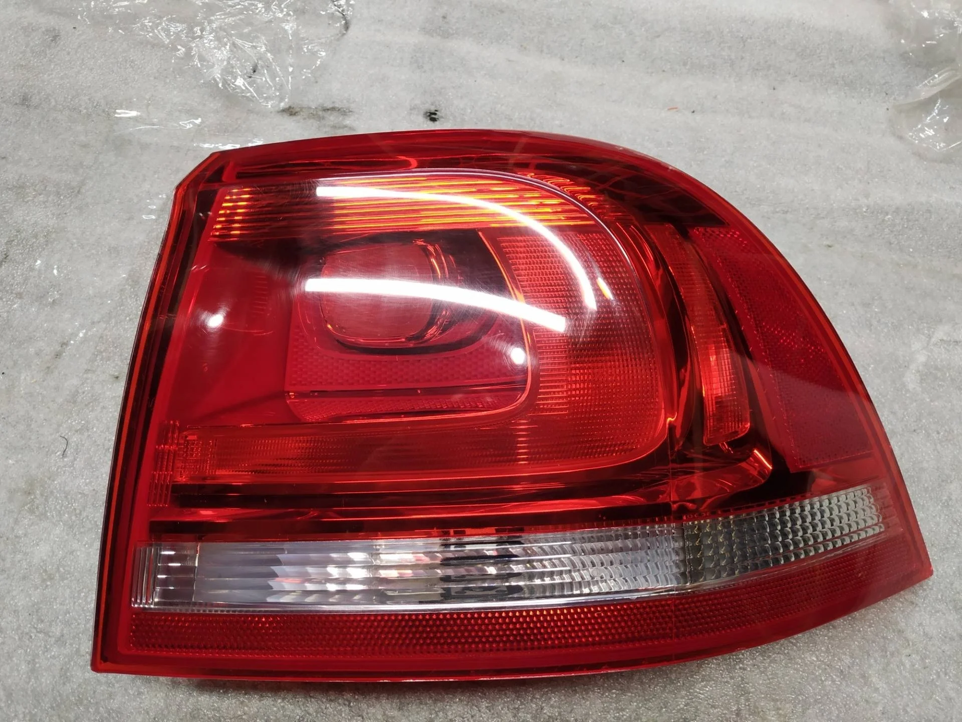 фонарь задний правый Volkswagen Touareg 2 7P6 2012