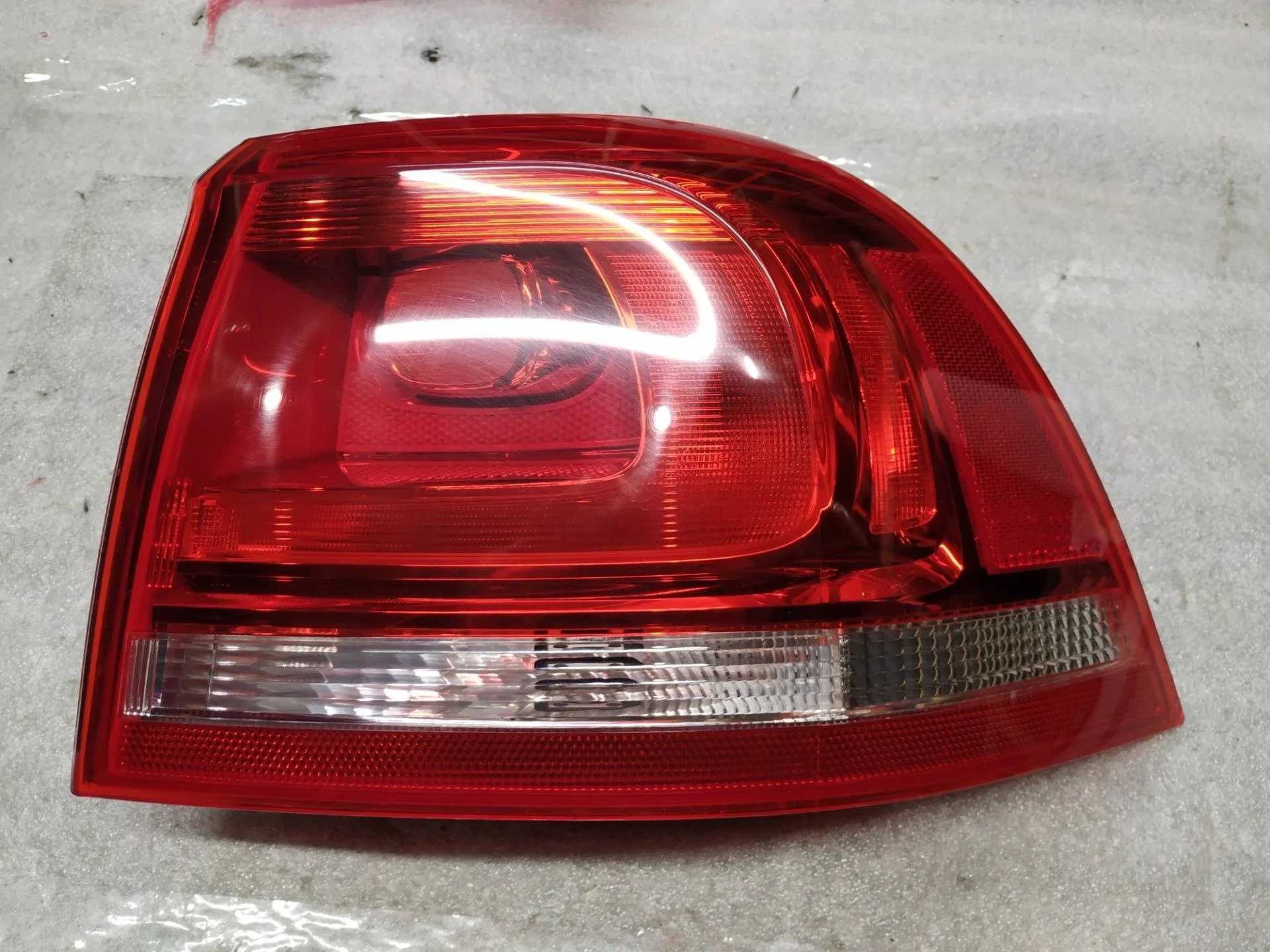 фонарь задний правый Volkswagen Touareg 2 7P6 2013