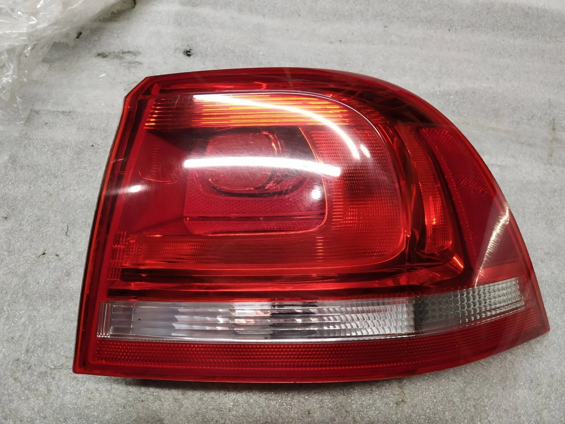 фонарь задний правый Volkswagen Touareg 2 7P6 2012