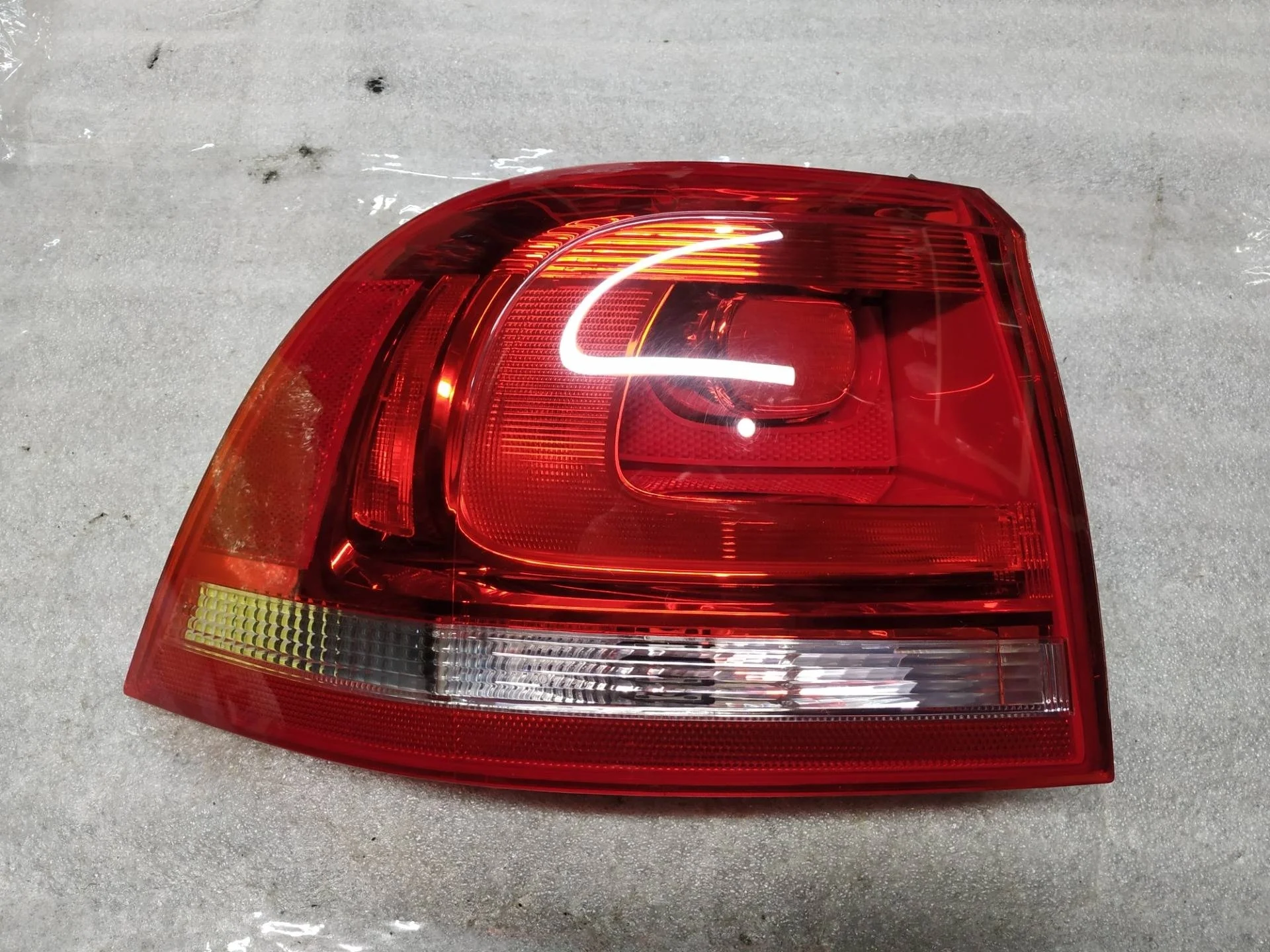 фонарь задний левый Volkswagen Touareg 2 7P6 2012