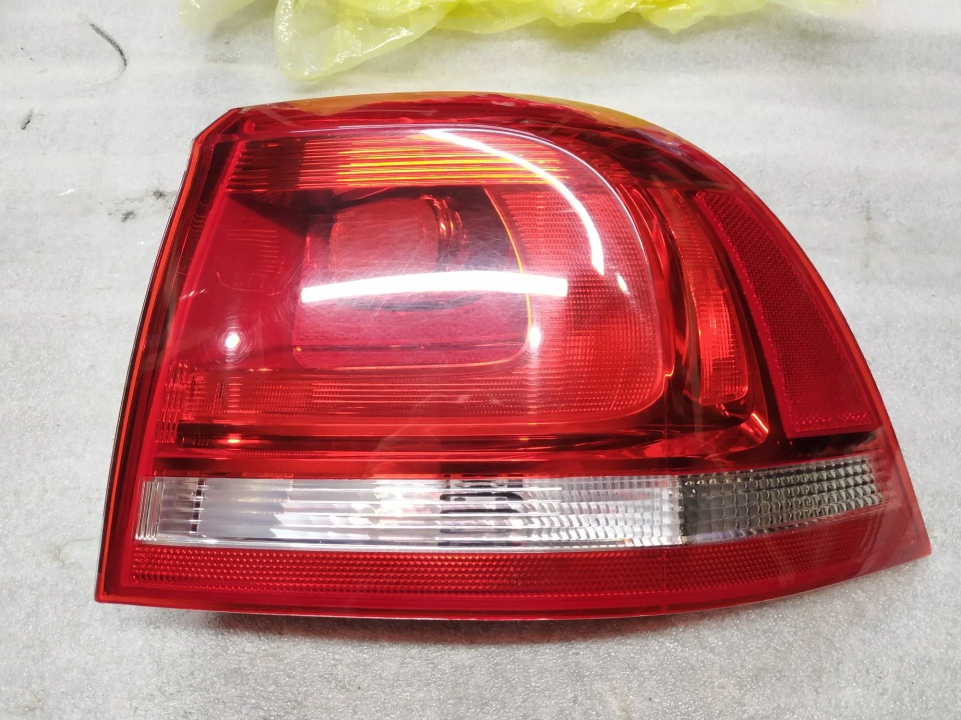 фонарь задний правый Volkswagen Touareg 2 7P6 2012