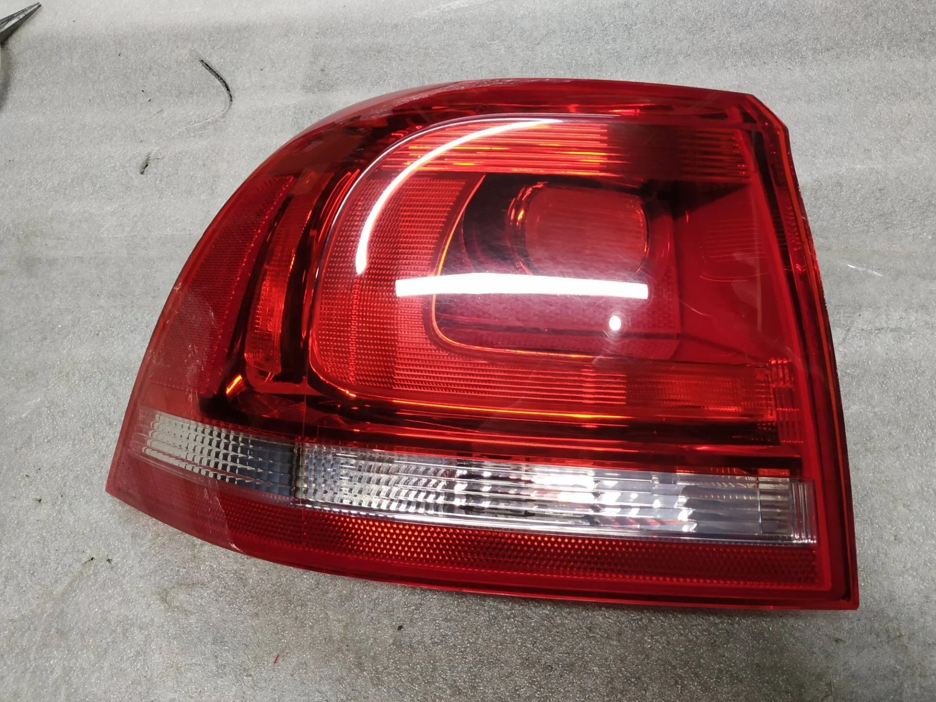 фонарь задний левый Volkswagen Touareg 2 7P6 2012