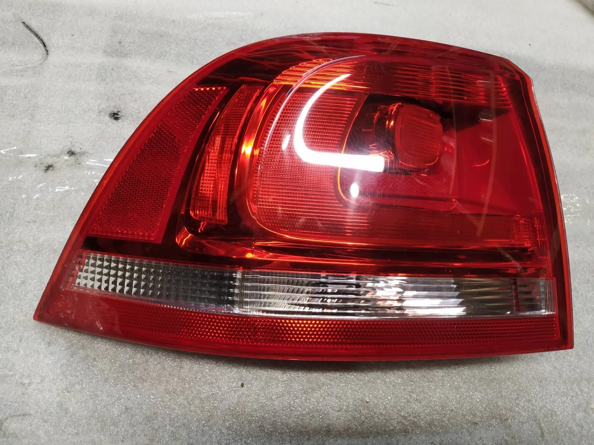 фонарь задний левый Volkswagen Touareg 2 7P6 2012