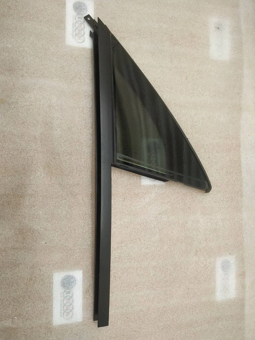 стекло двери передней правой Volkswagen Touareg 7P6 2011