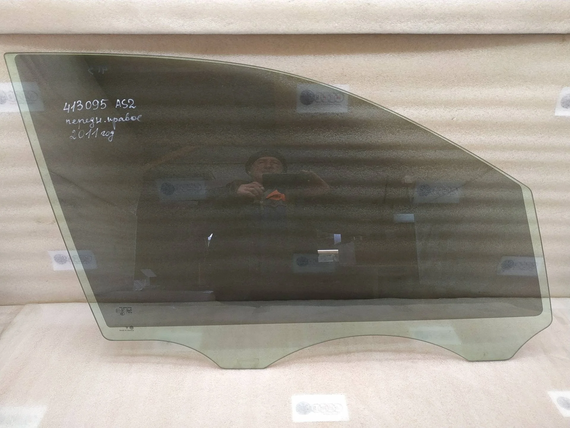 стекло двери передней правой Volkswagen Touareg 7P6 2011