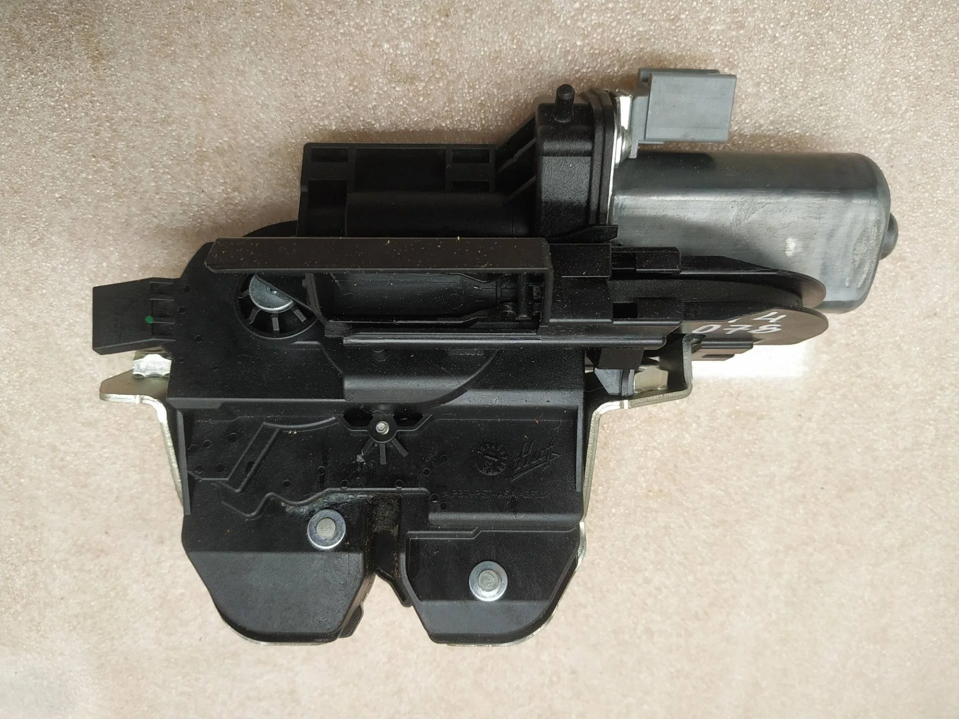 замок багажника Volkswagen Touareg 2 7P6 2013