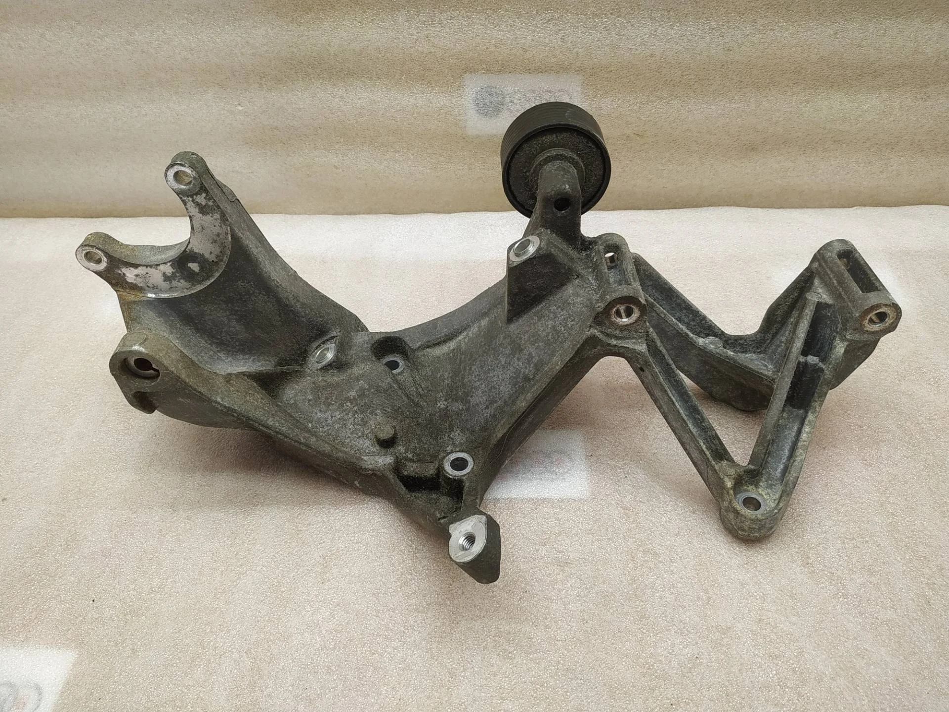 кронштейн генератора Volkswagen Touareg 2 7P6 2014