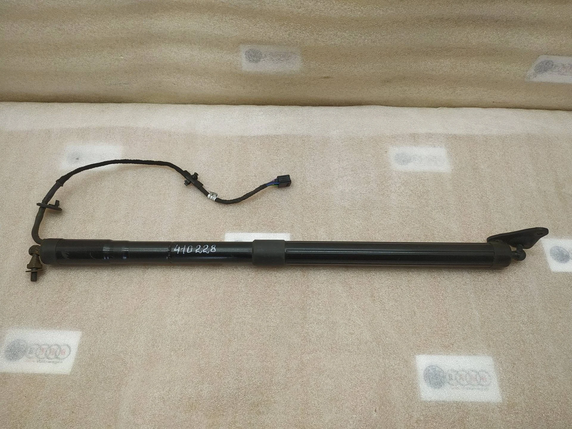 амортизатор крышки багажника Volkswagen Touareg 2 7P6 2015