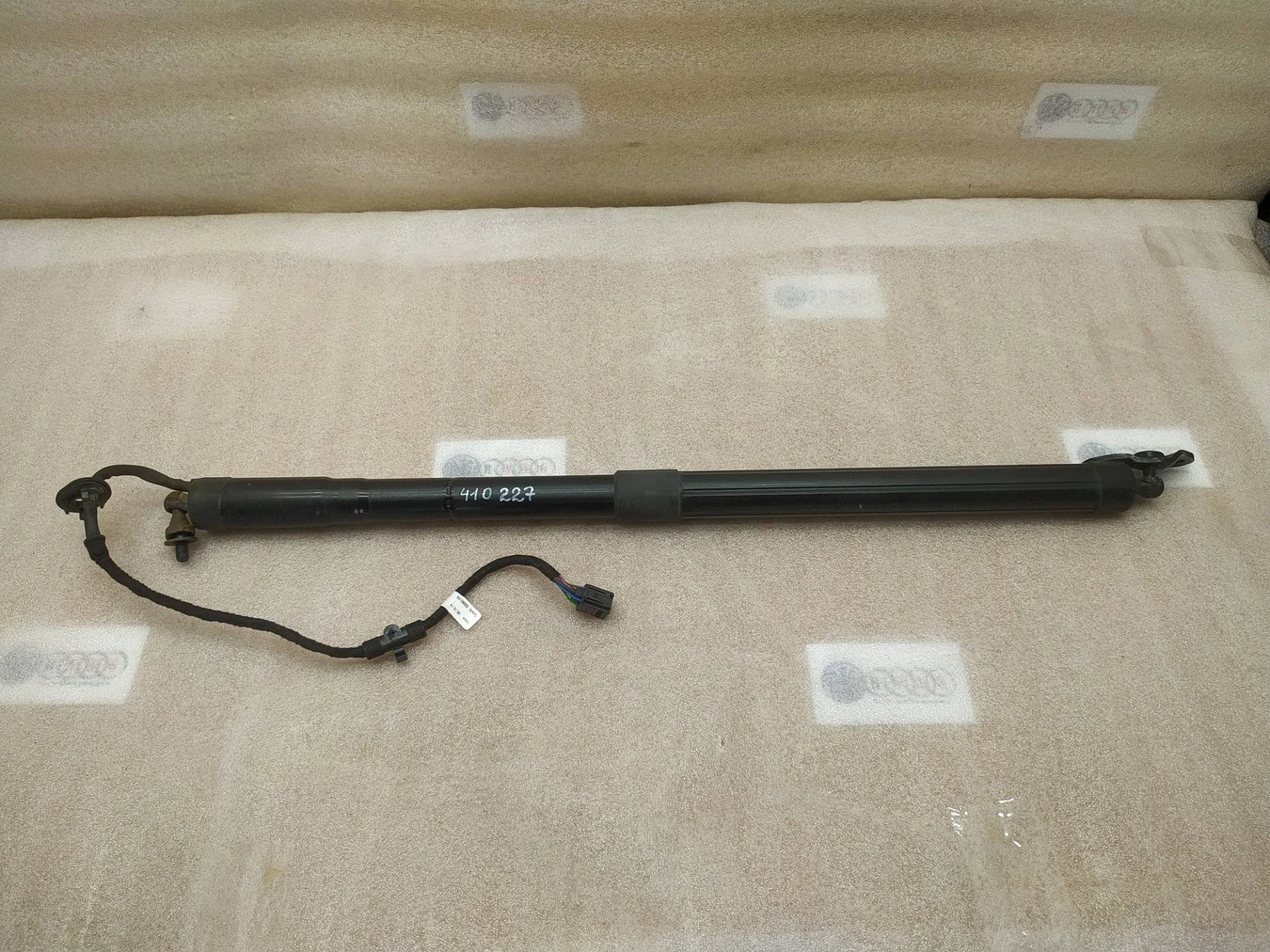 амортизатор крышки багажника Volkswagen Touareg 2 7P6 2015