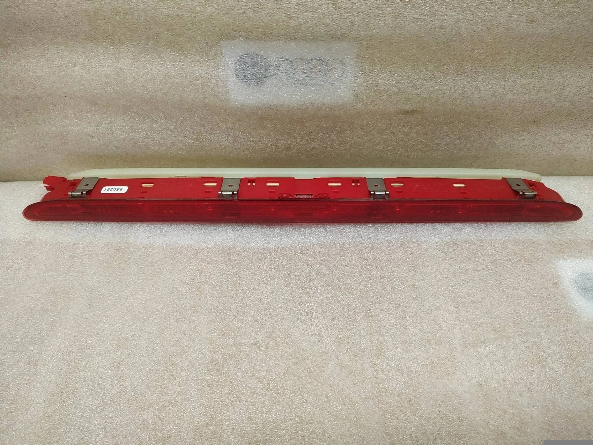 дополнительный стоп-сигнал Volkswagen Touareg 2 7P6 2015