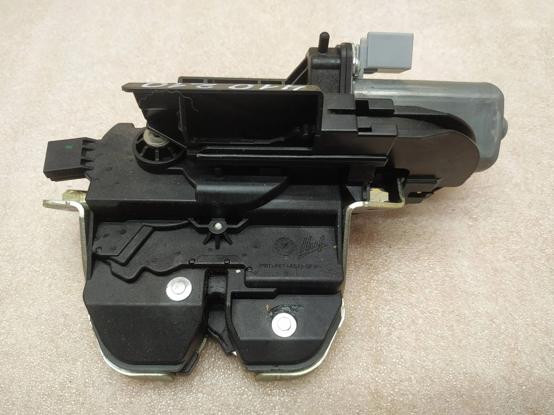 замок багажника Volkswagen Touareg 2 7P6 2015