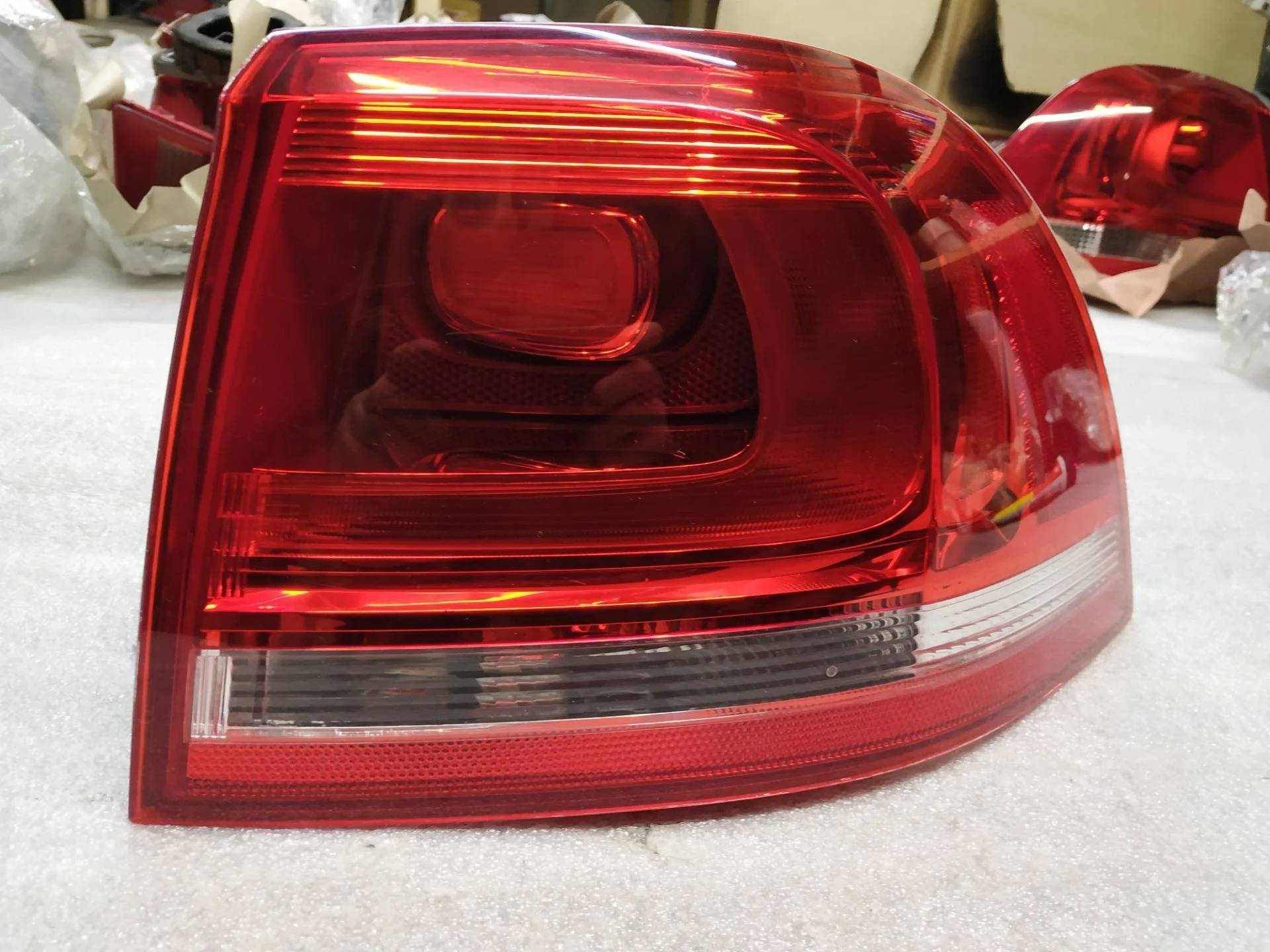 фонарь задний правый Volkswagen Touareg 2 7P6 2013